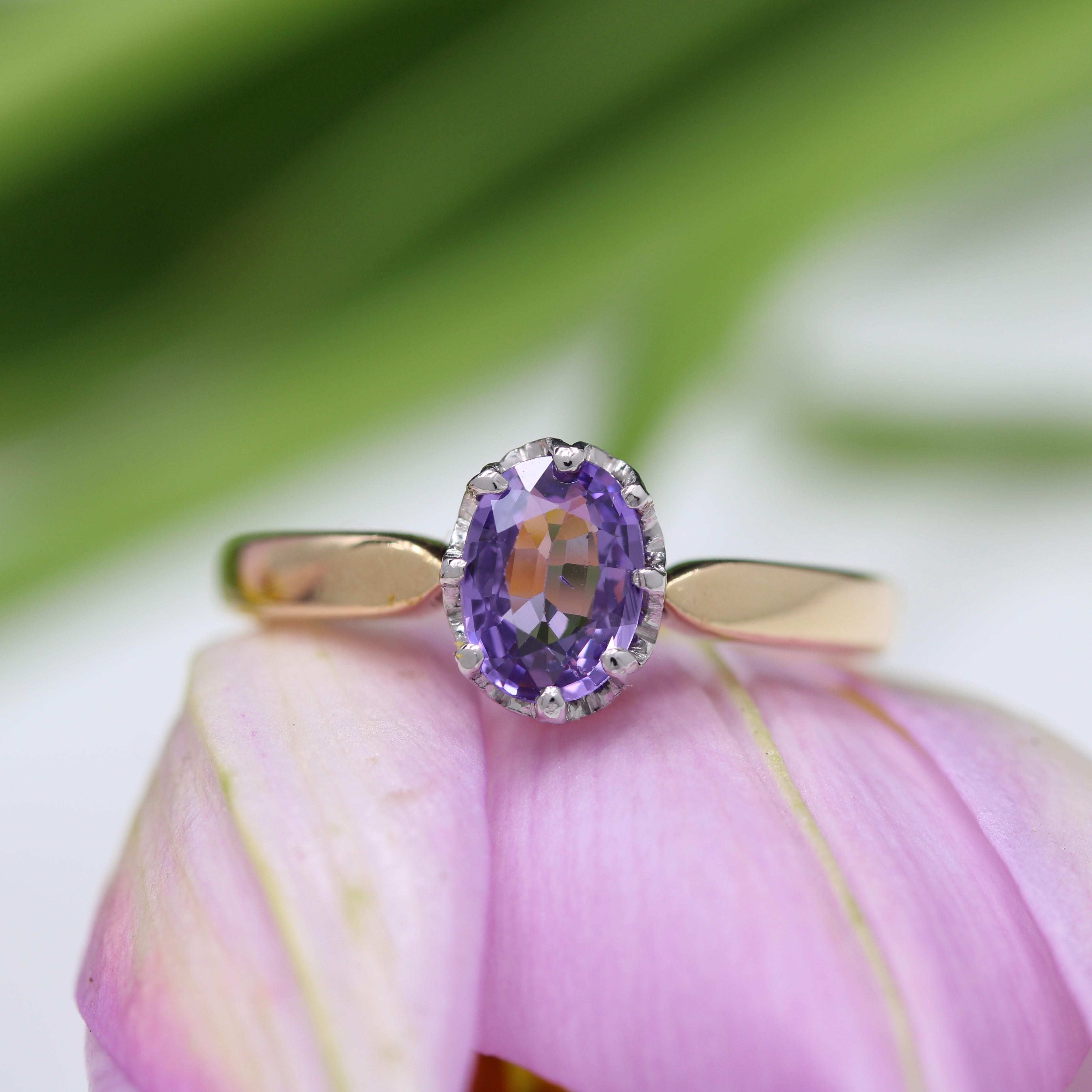 Belle Époque French 20th Century Purple Sapphire 18 Karat Yellow White Gold Solitaire Ring For Sale