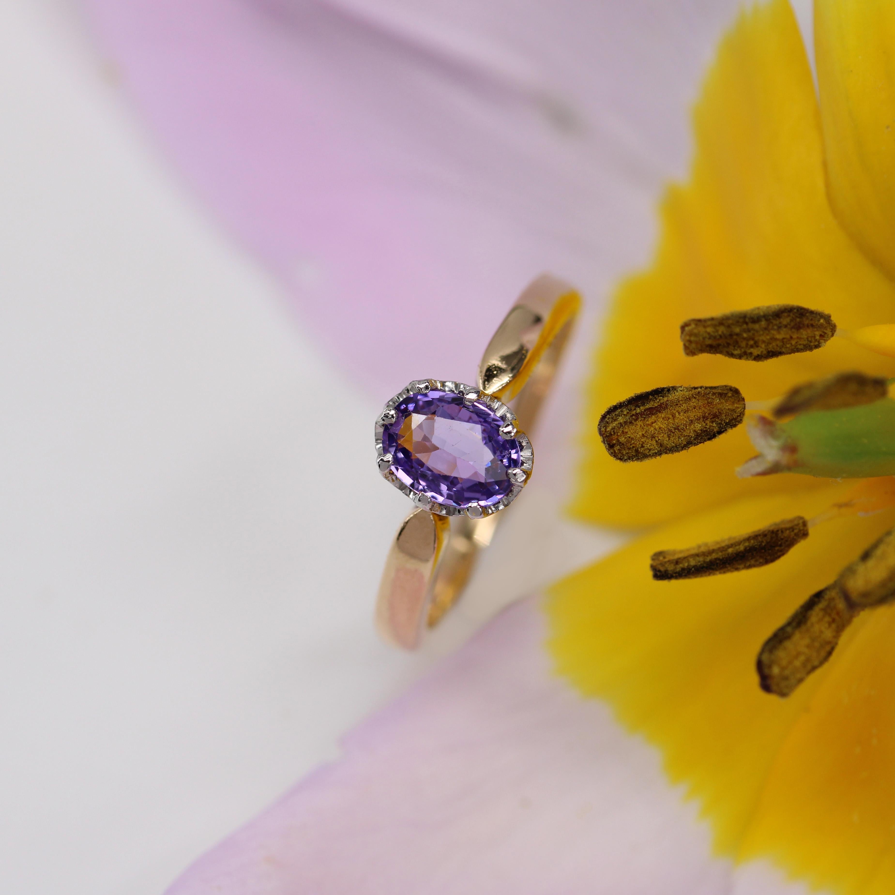 French 20th Century Purple Sapphire 18 Karat Yellow White Gold Solitaire Ring For Sale 3