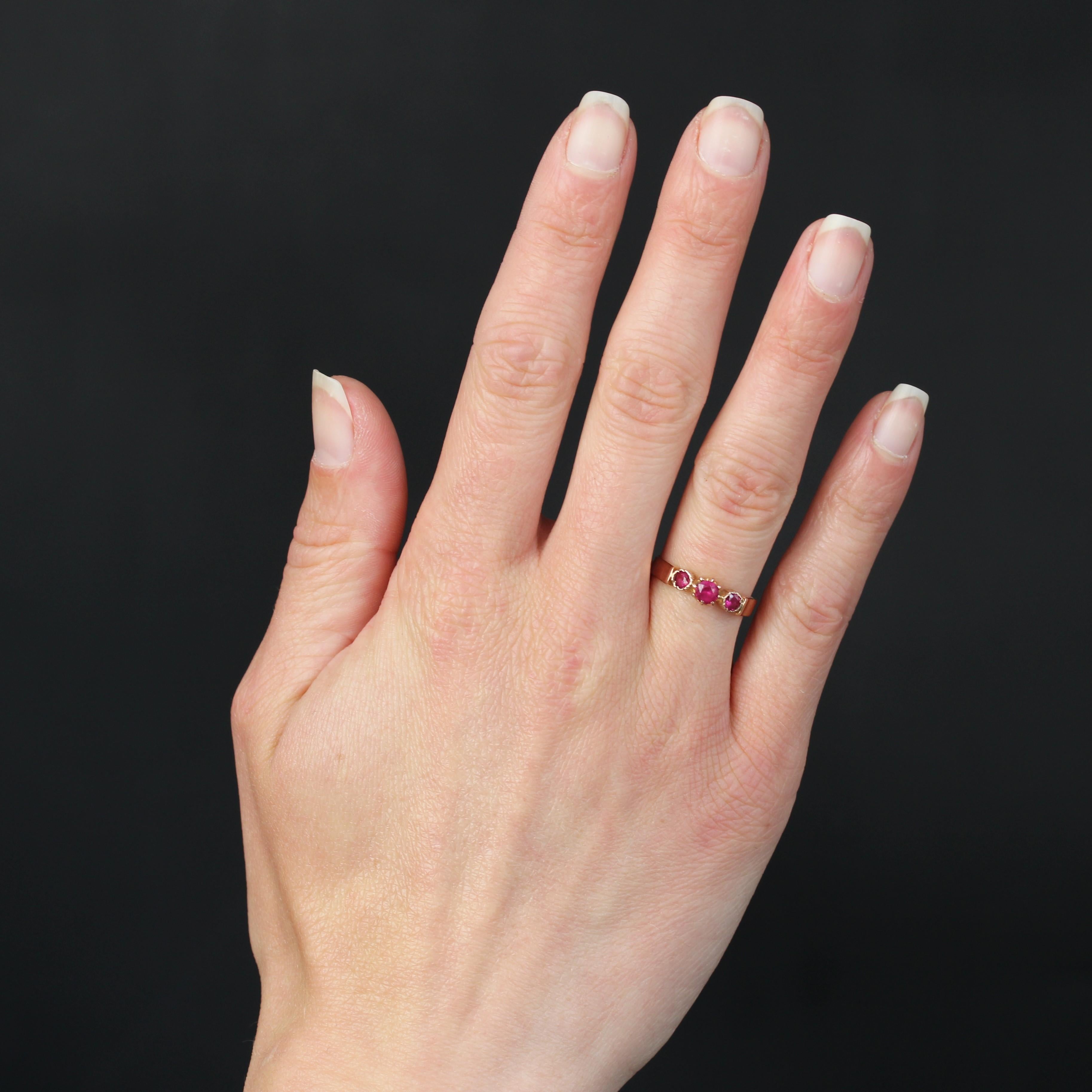 Ring in 18 karat rose gold, eagle head hallmark.
A delightful antique trilogy ring, it holds 3 round red gems in its center, the larger center one in a claw setting, the other two in a chased closed setting. The ring is flat.
Height : 4,8 mm