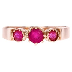 Anello trilogy in oro rosa 18 carati con gemme rosse del XX secolo francese
