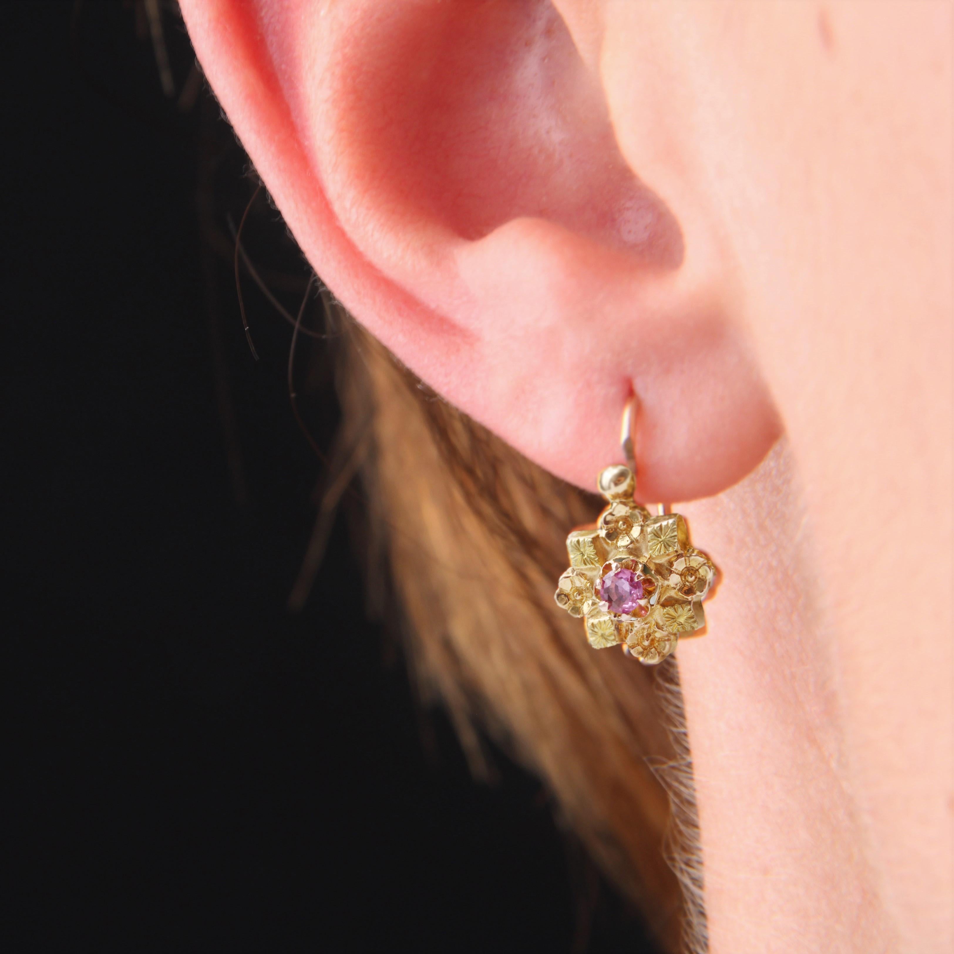 For pierced ears.
Earring in 18 karat rose and green gold, eagle head hallmark.
A charming pair of antique earrings, they form a diamond shape with a rose gold flower alternating with a green gold leaf at each end, topped by a gold pearl. They are