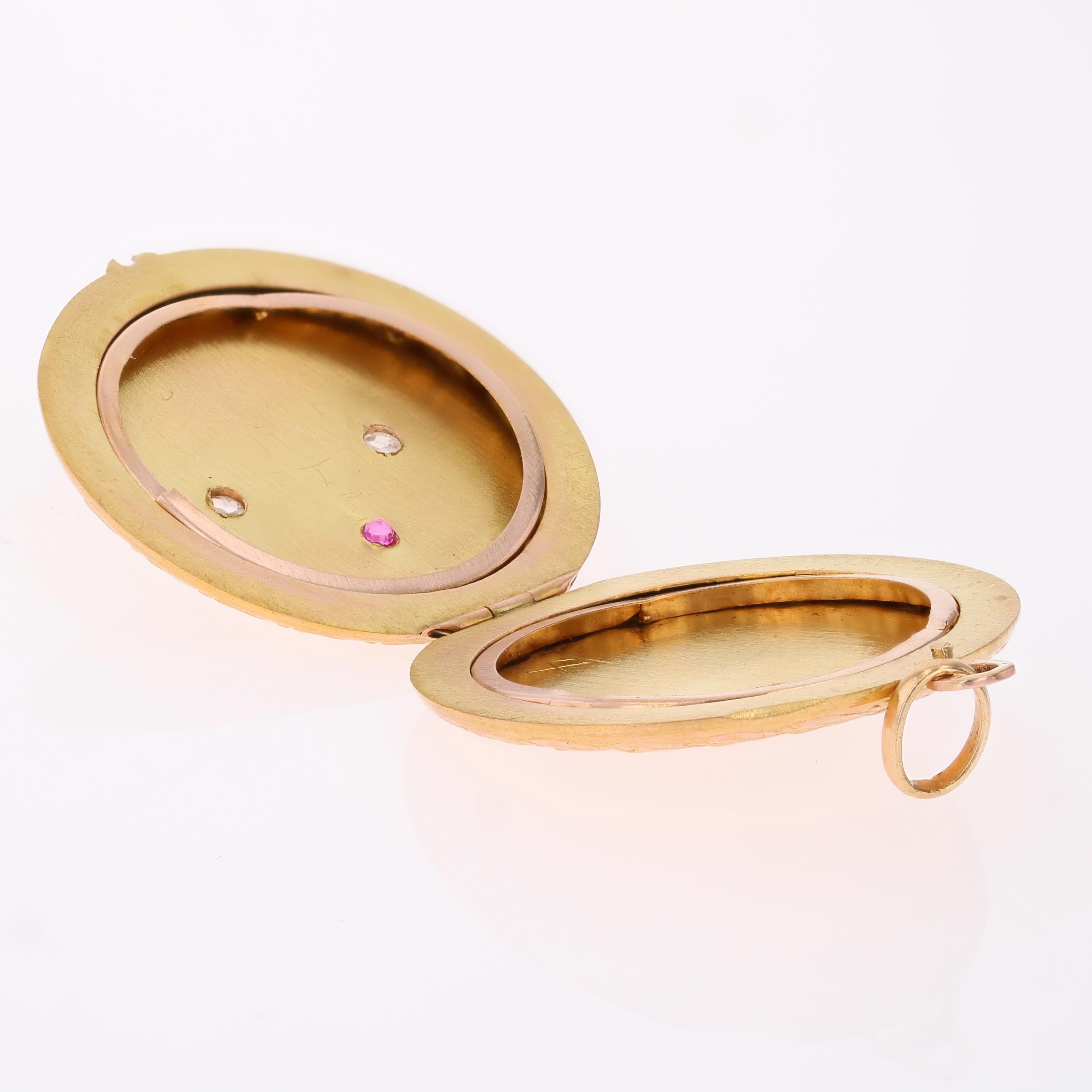 Pendentif médaillon rond français du 20e siècle en or jaune 18 carats avec rubis et diamants en vente 4