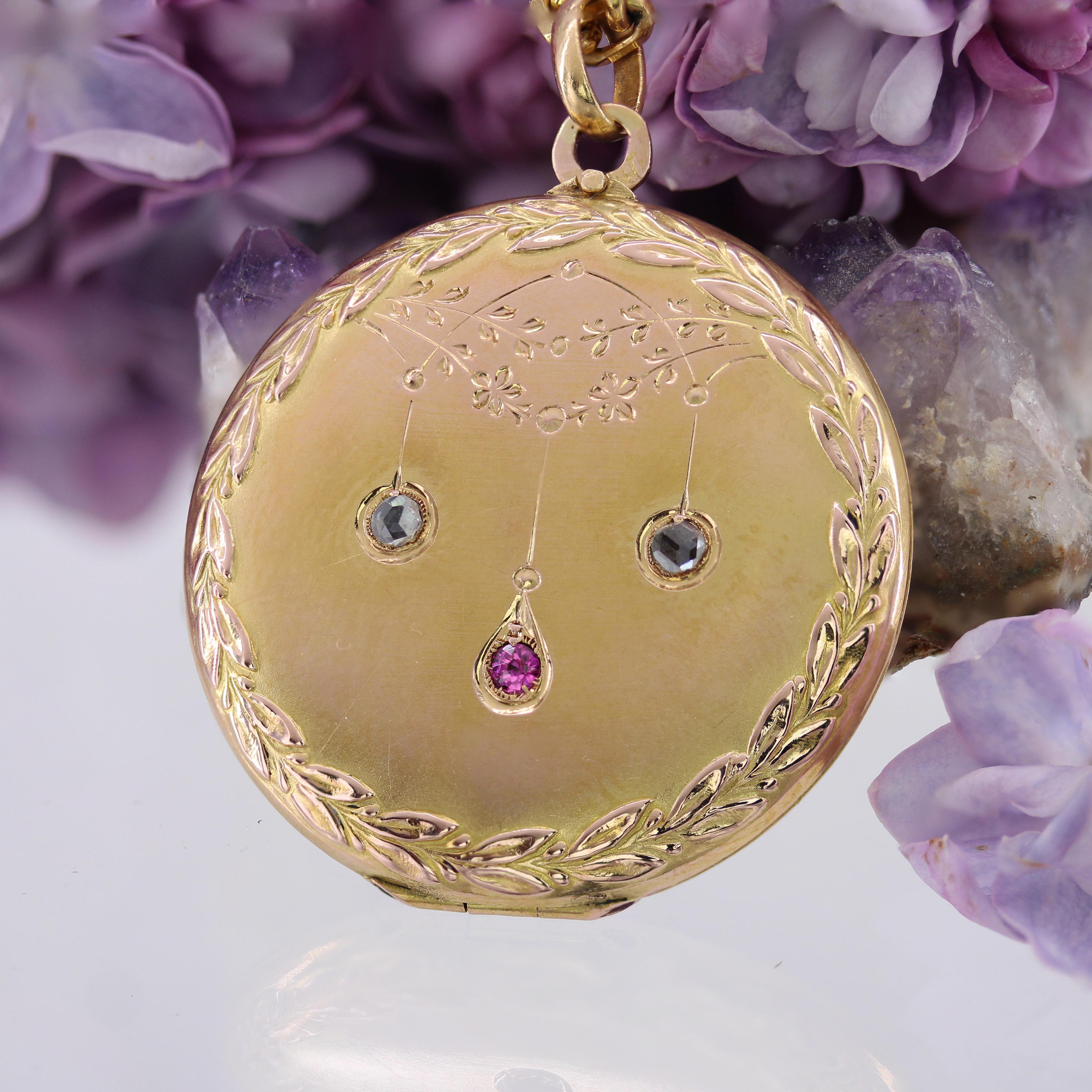 Belle Époque Pendentif médaillon rond français du 20e siècle en or jaune 18 carats avec rubis et diamants en vente