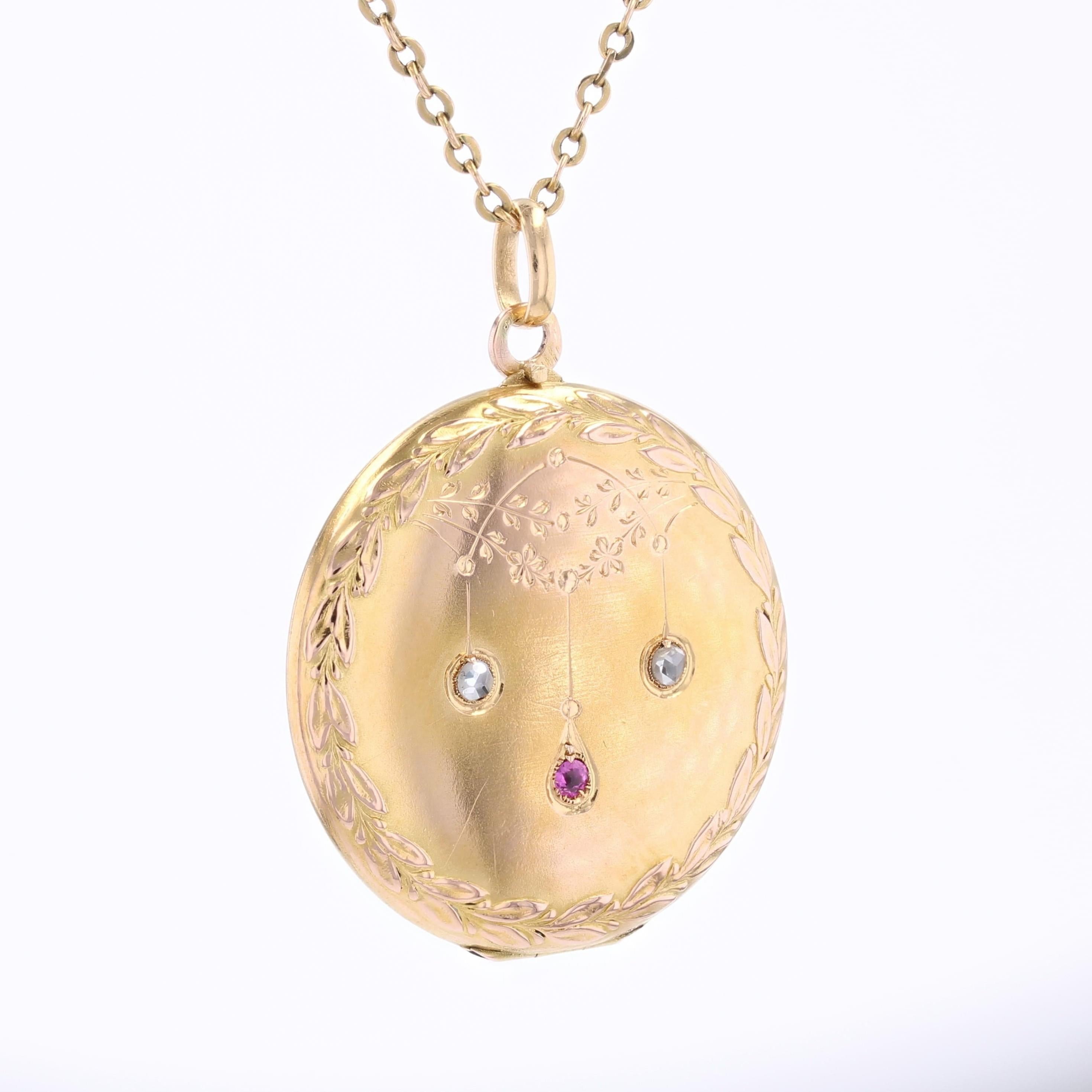 Taille rose Pendentif médaillon rond français du 20e siècle en or jaune 18 carats avec rubis et diamants en vente