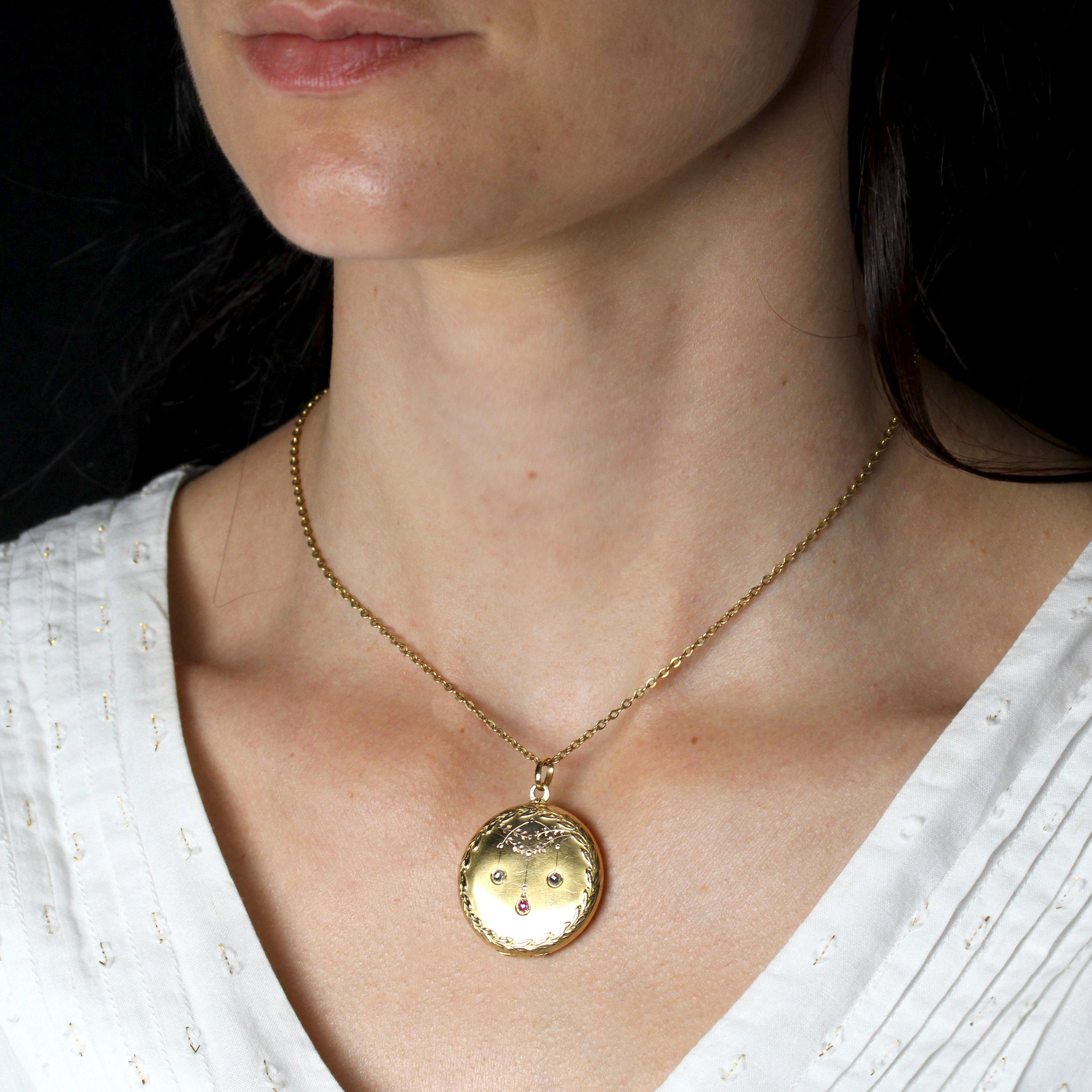 Pendentif médaillon rond français du 20e siècle en or jaune 18 carats avec rubis et diamants Pour femmes en vente