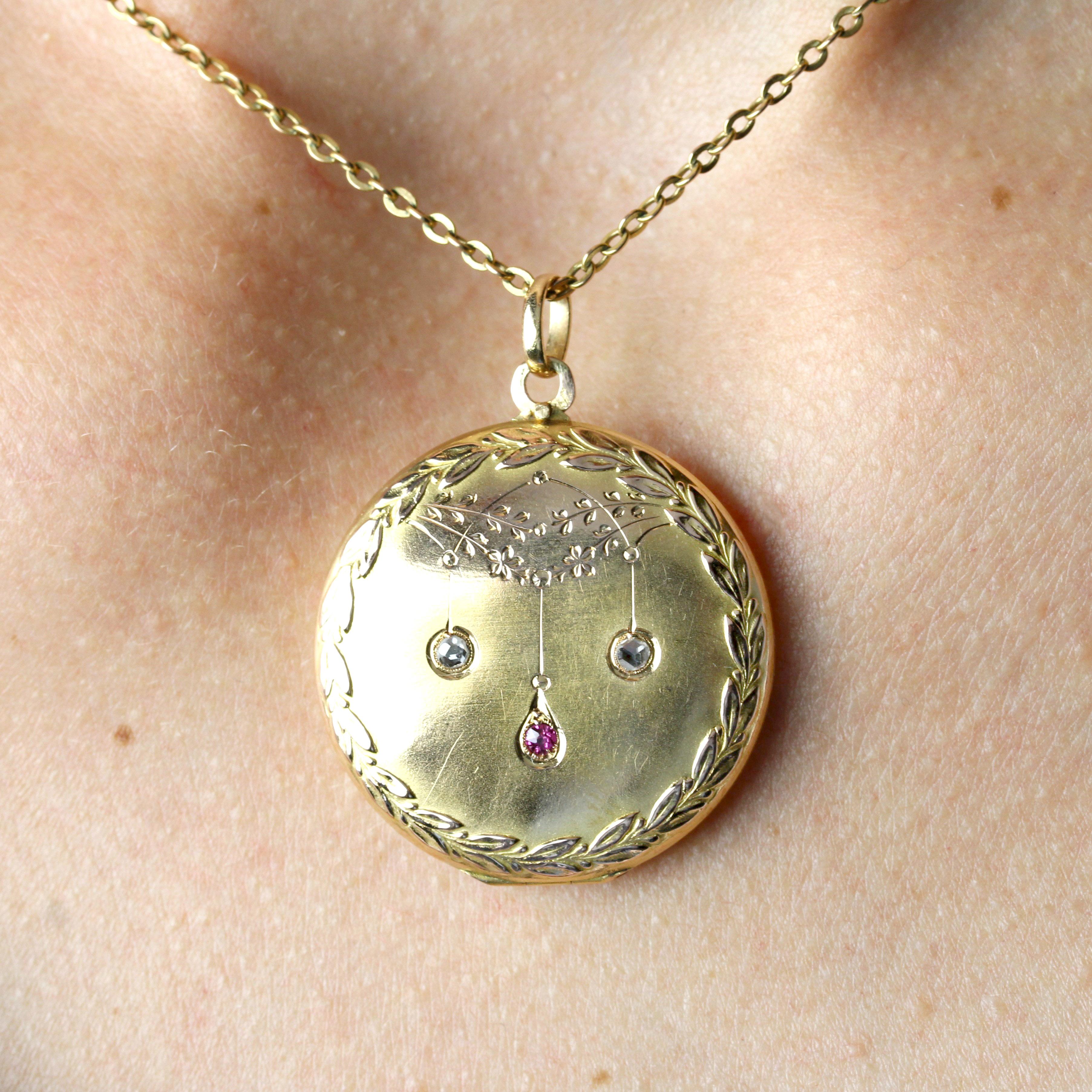 Pendentif médaillon rond français du 20e siècle en or jaune 18 carats avec rubis et diamants en vente 1