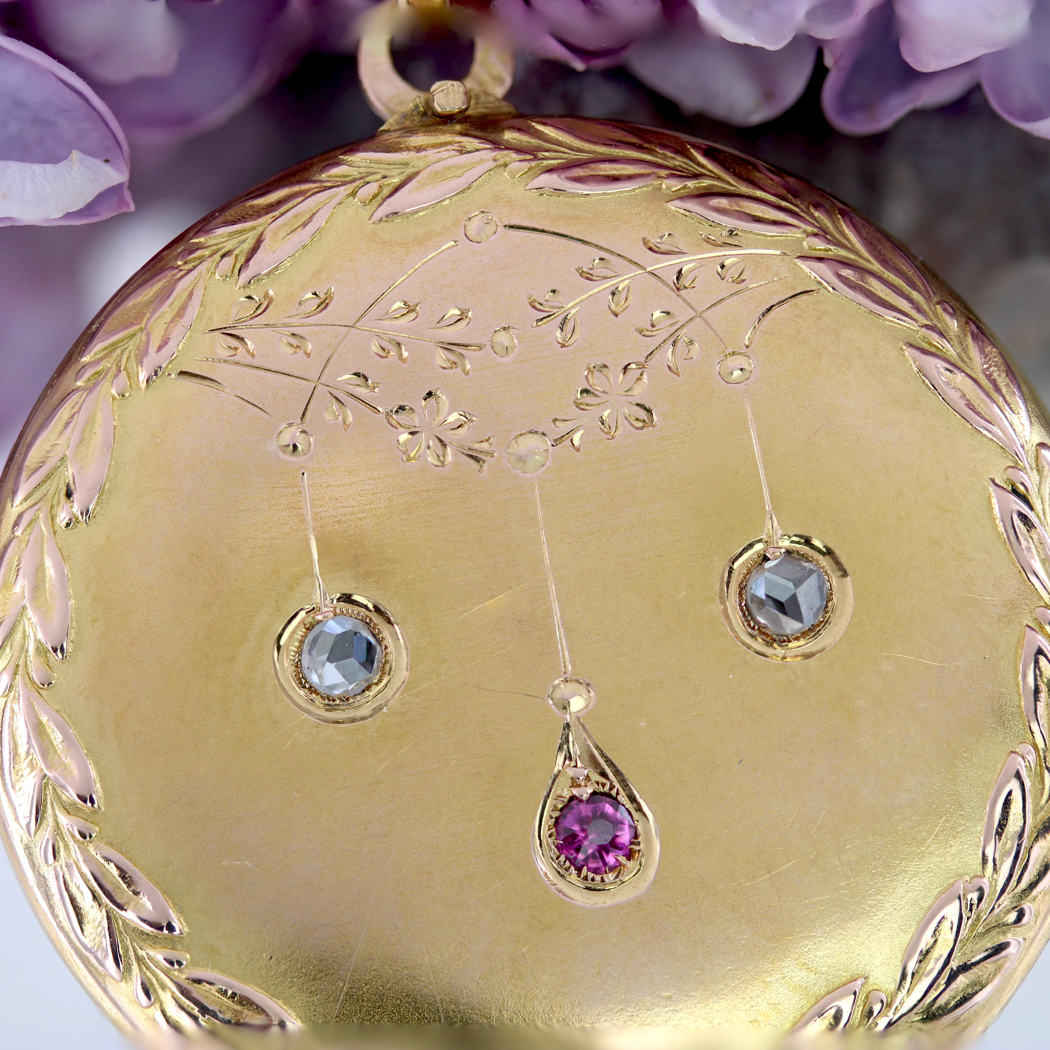 Pendentif médaillon rond français du 20e siècle en or jaune 18 carats avec rubis et diamants en vente 2