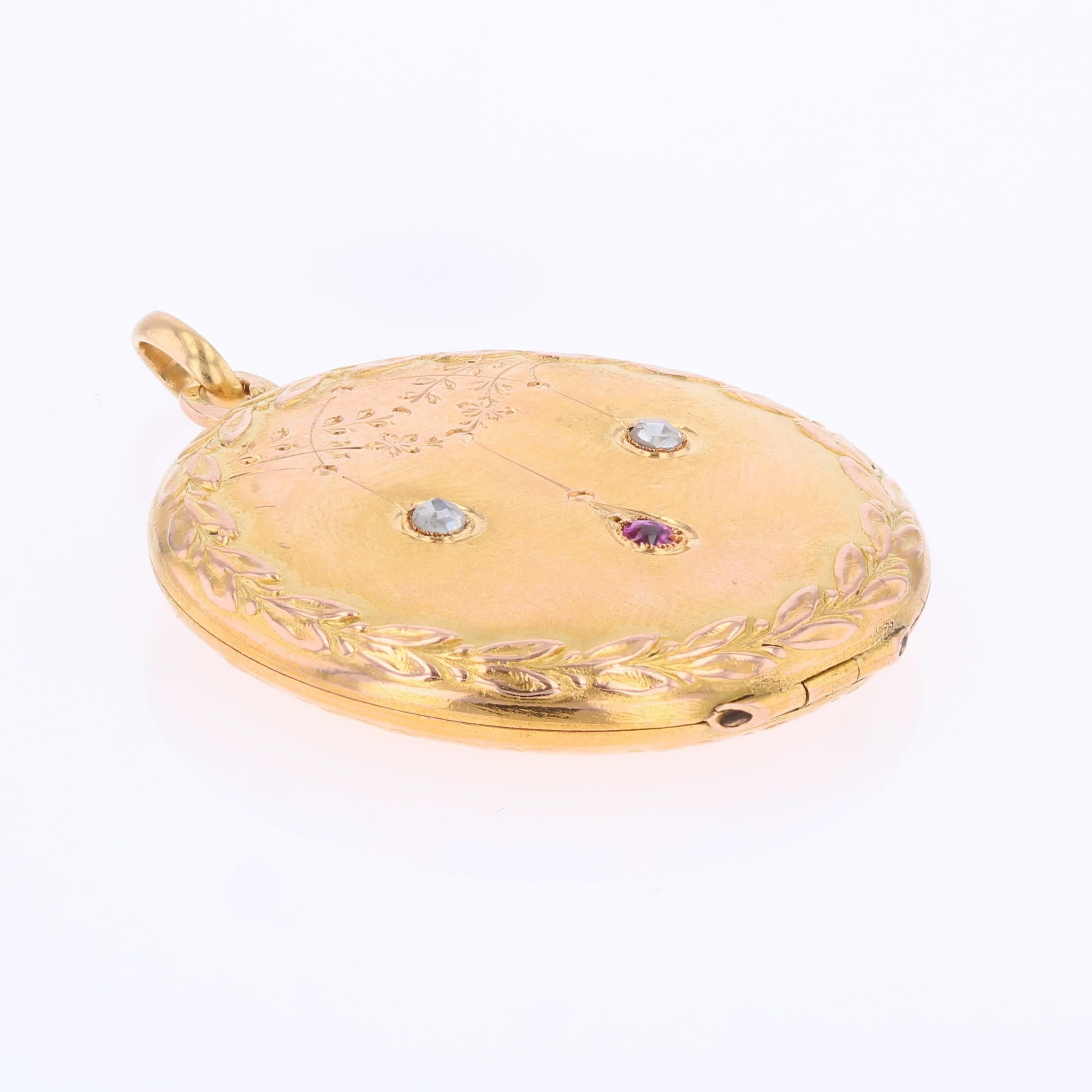 Pendentif médaillon rond français du 20e siècle en or jaune 18 carats avec rubis et diamants en vente 3