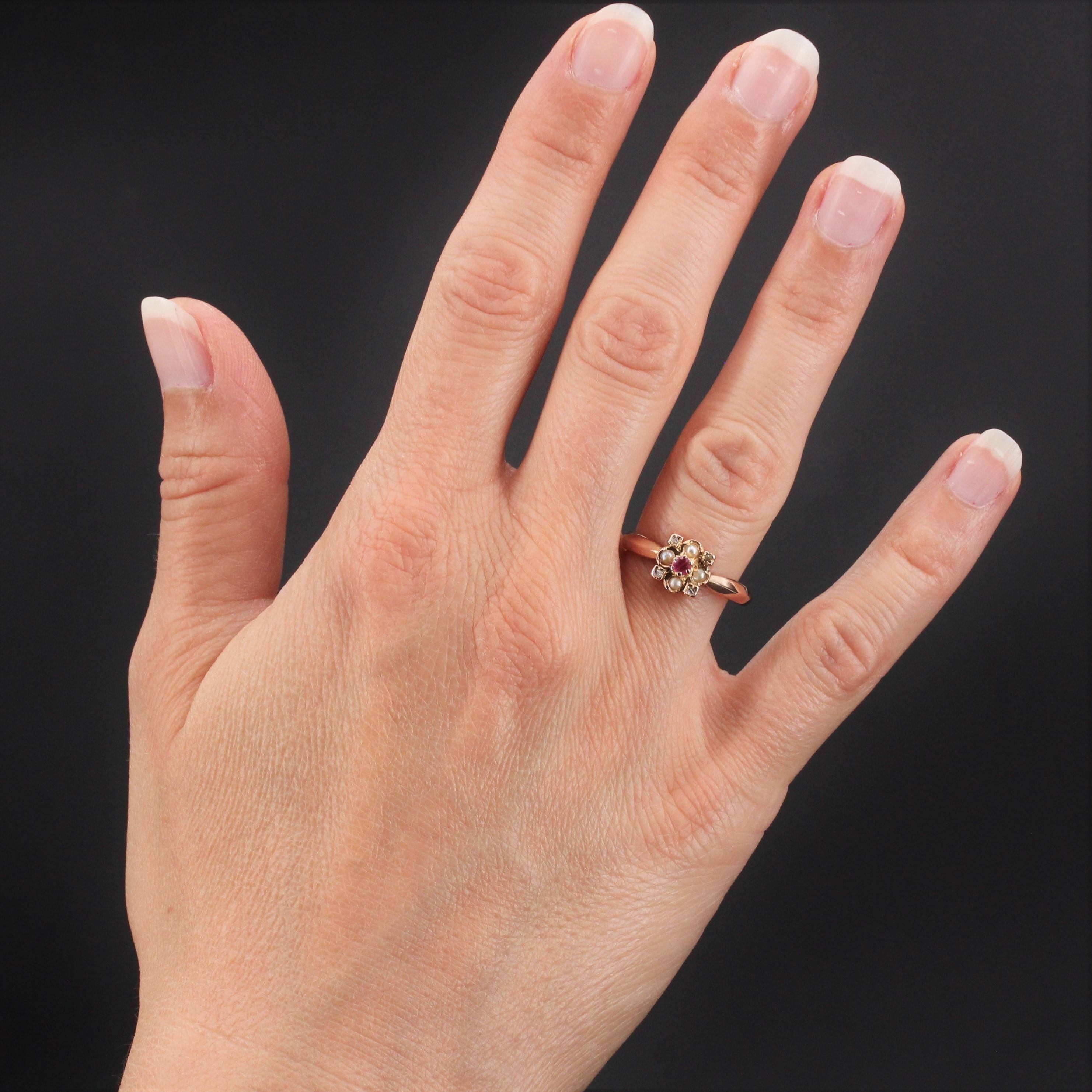 Ring in 18 karat rose gold, eagle head hallmark.
Thin antique ring, it is decorated with a polylobed pattern decorated with a ruby in the center surrounded by 4 natural half pearls and 4 rose- cut diamonds.
Height : 8 mm, width : 8 mm, thickness : 4