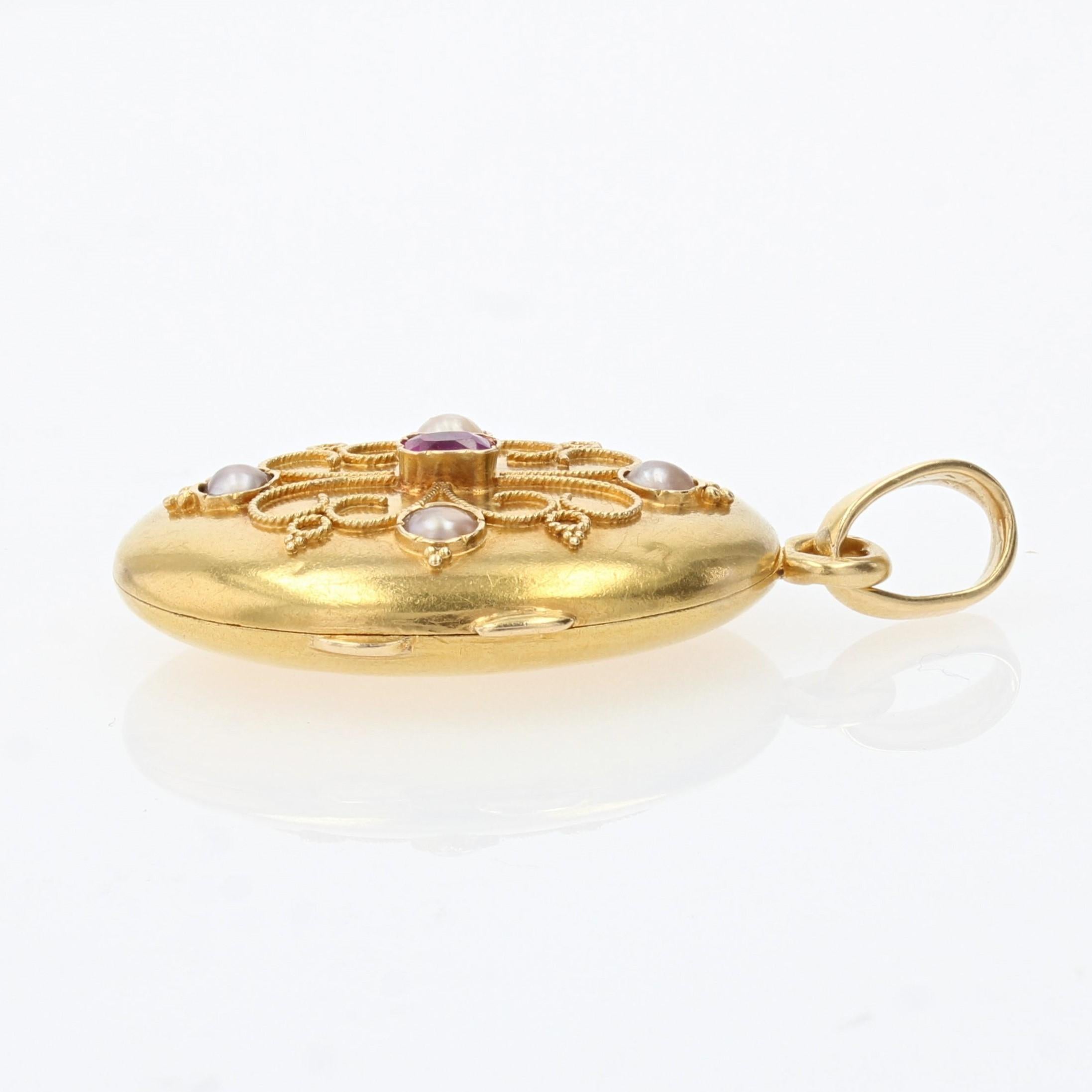 French, 20th Century Ruby Pearl 18 Karat Yellow Gold Medallion For Sale 4
