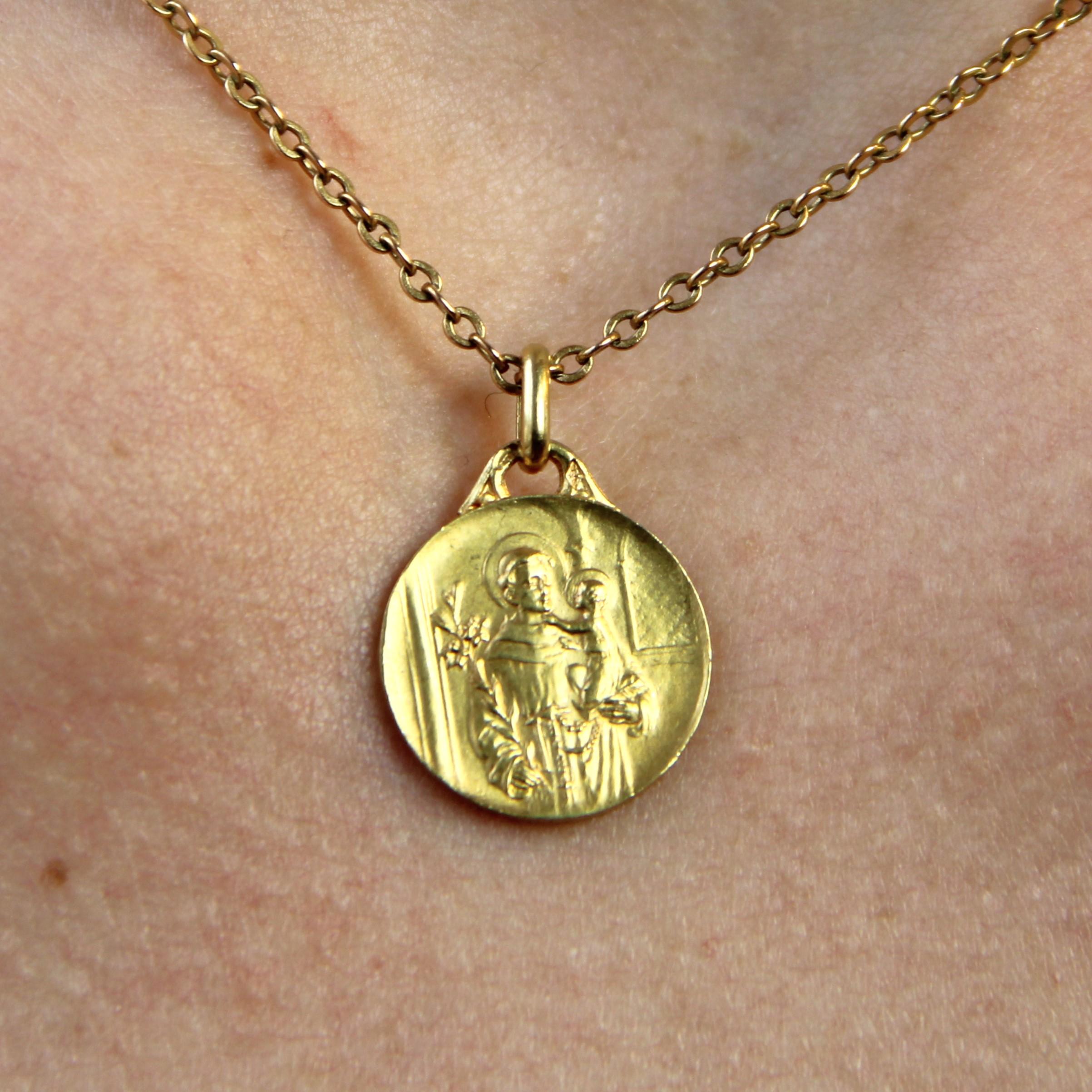 French 20th Century Saint Joseph 18 Karat Yellow Gold Medal Pendant For Sale 1