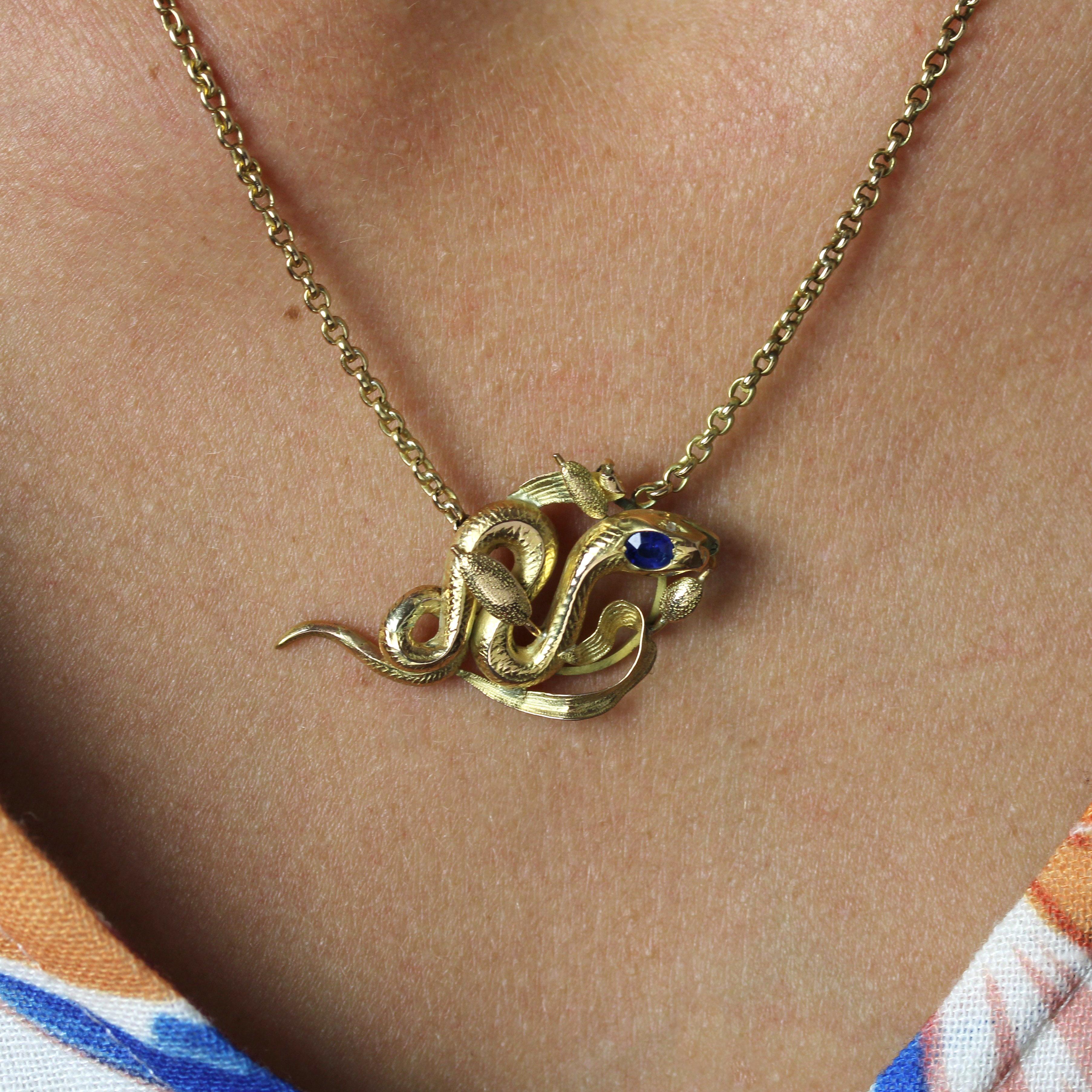 Collana con catena a serpente in oro giallo 18 carati con zaffiro del 20° secolo francese in vendita 4
