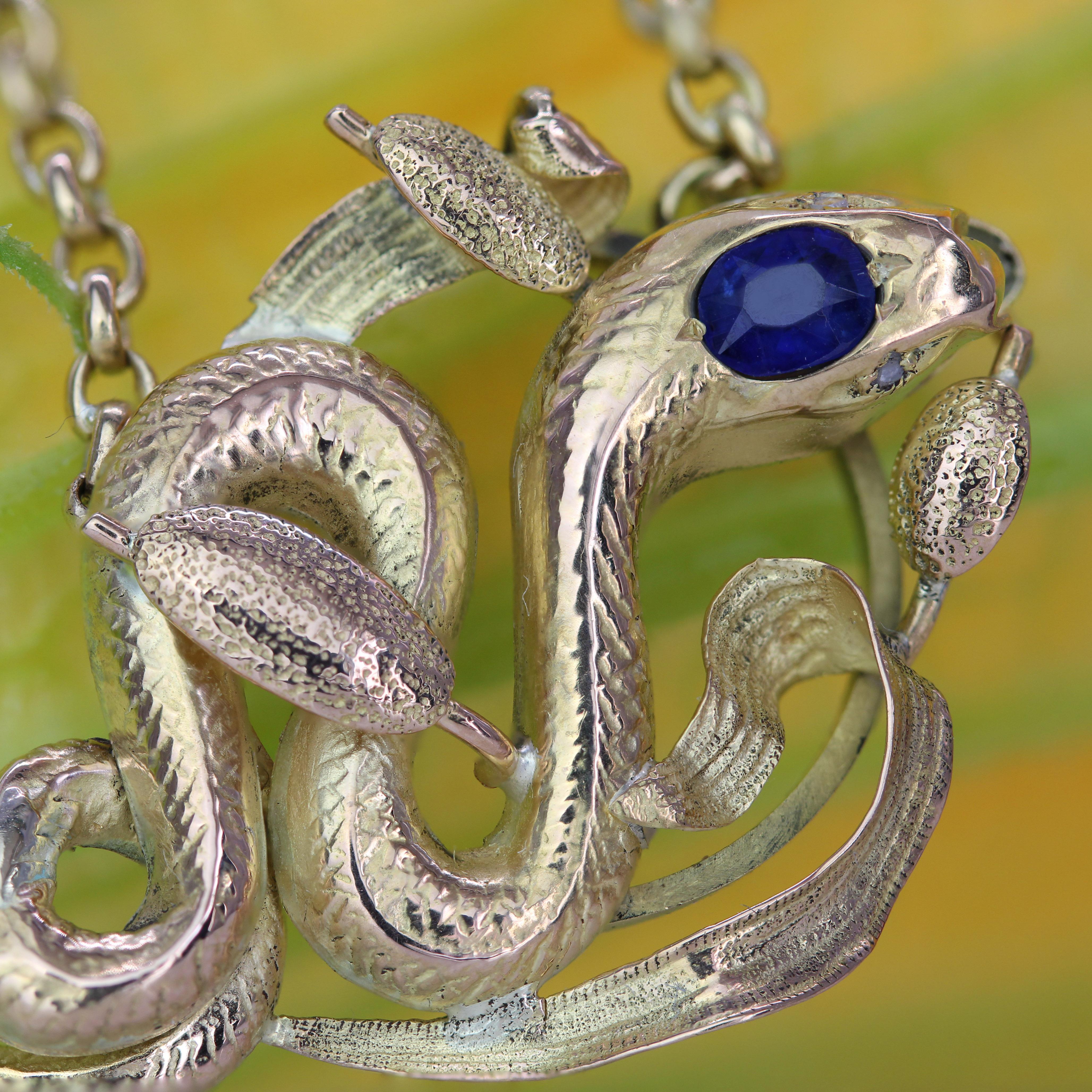 Collana con catena a serpente in oro giallo 18 carati con zaffiro del 20° secolo francese in vendita 5
