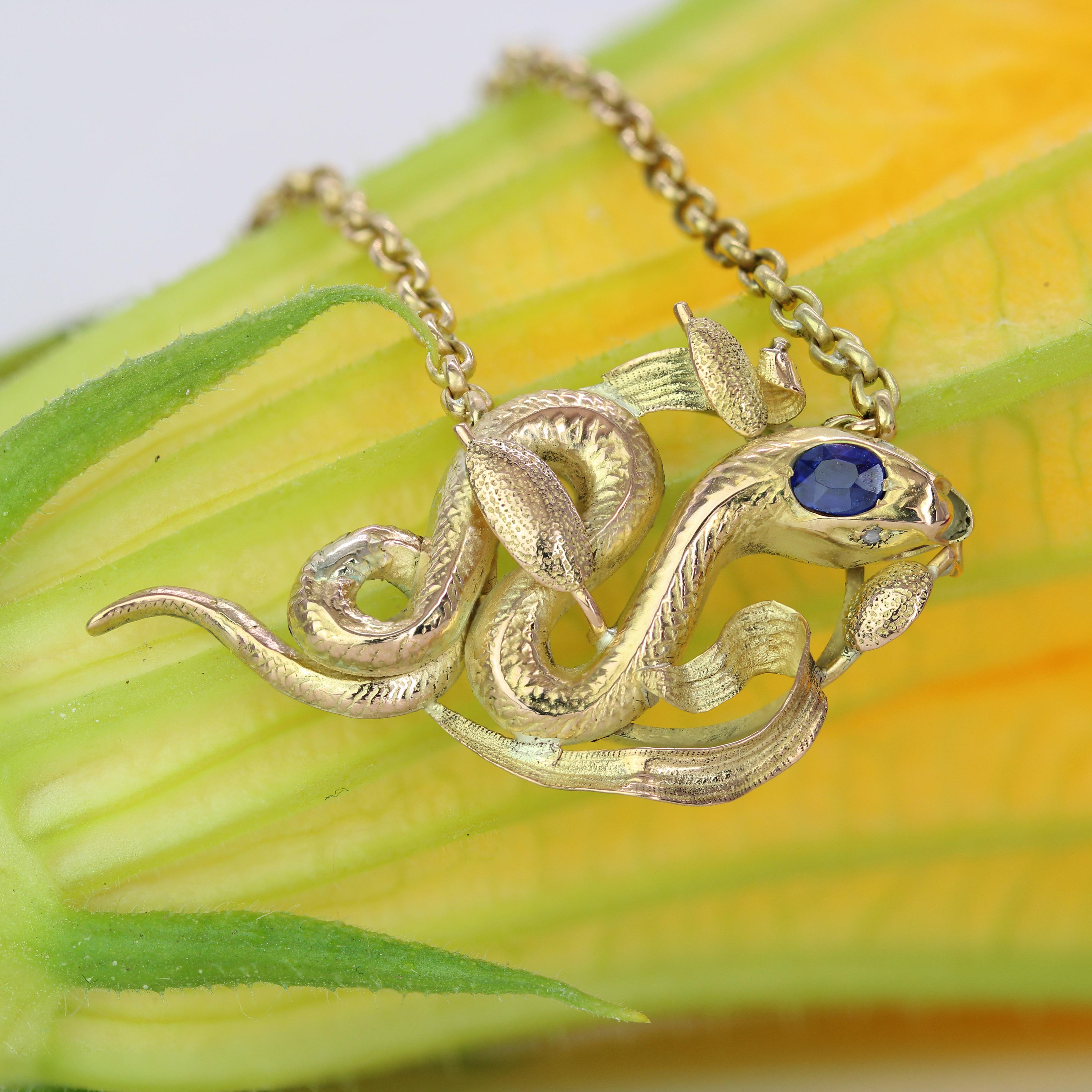 Collana con catena a serpente in oro giallo 18 carati con zaffiro del 20° secolo francese in vendita 6