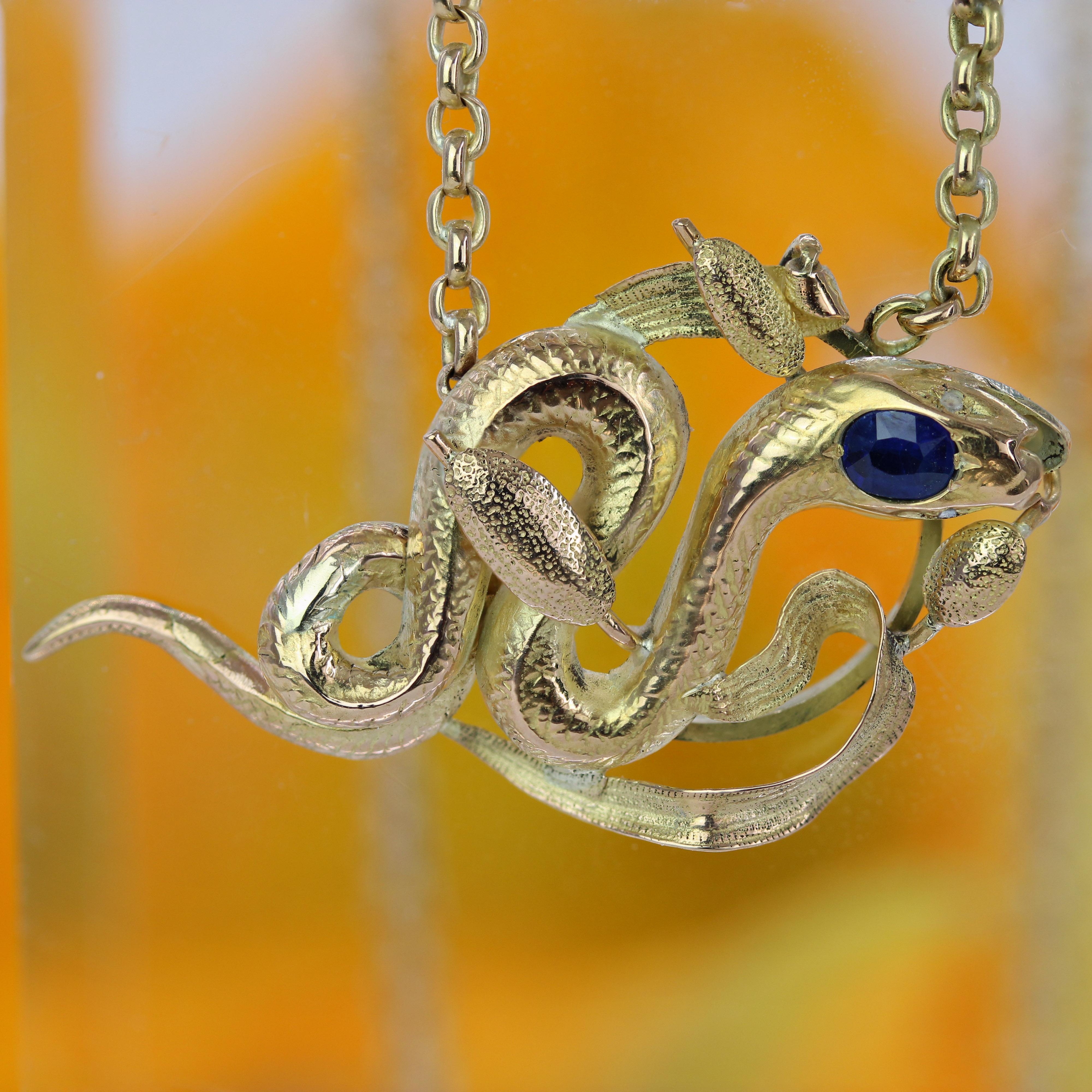 Collana con catena a serpente in oro giallo 18 carati con zaffiro del 20° secolo francese in vendita 7