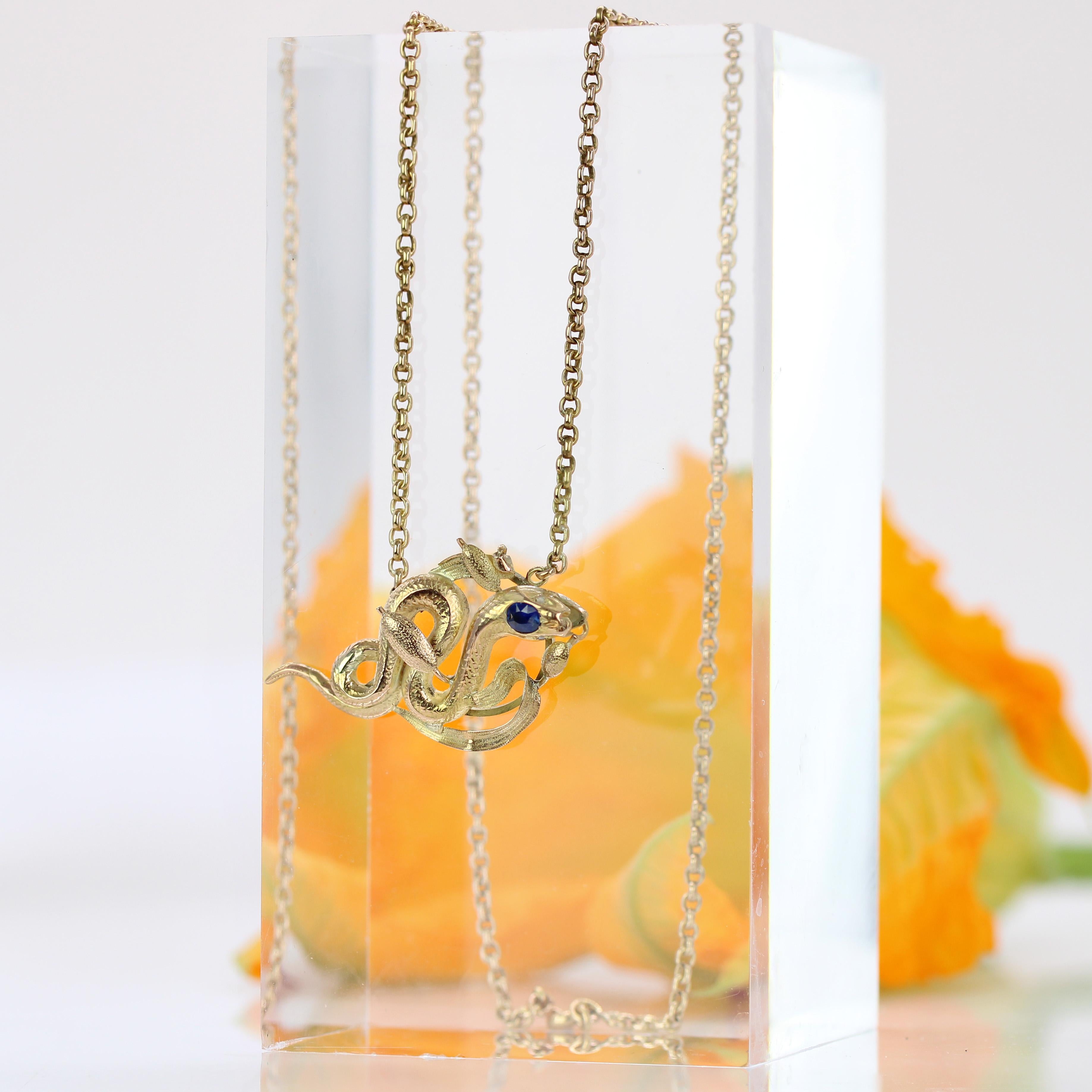 Belle Époque Collana con catena a serpente in oro giallo 18 carati con zaffiro del 20° secolo francese in vendita