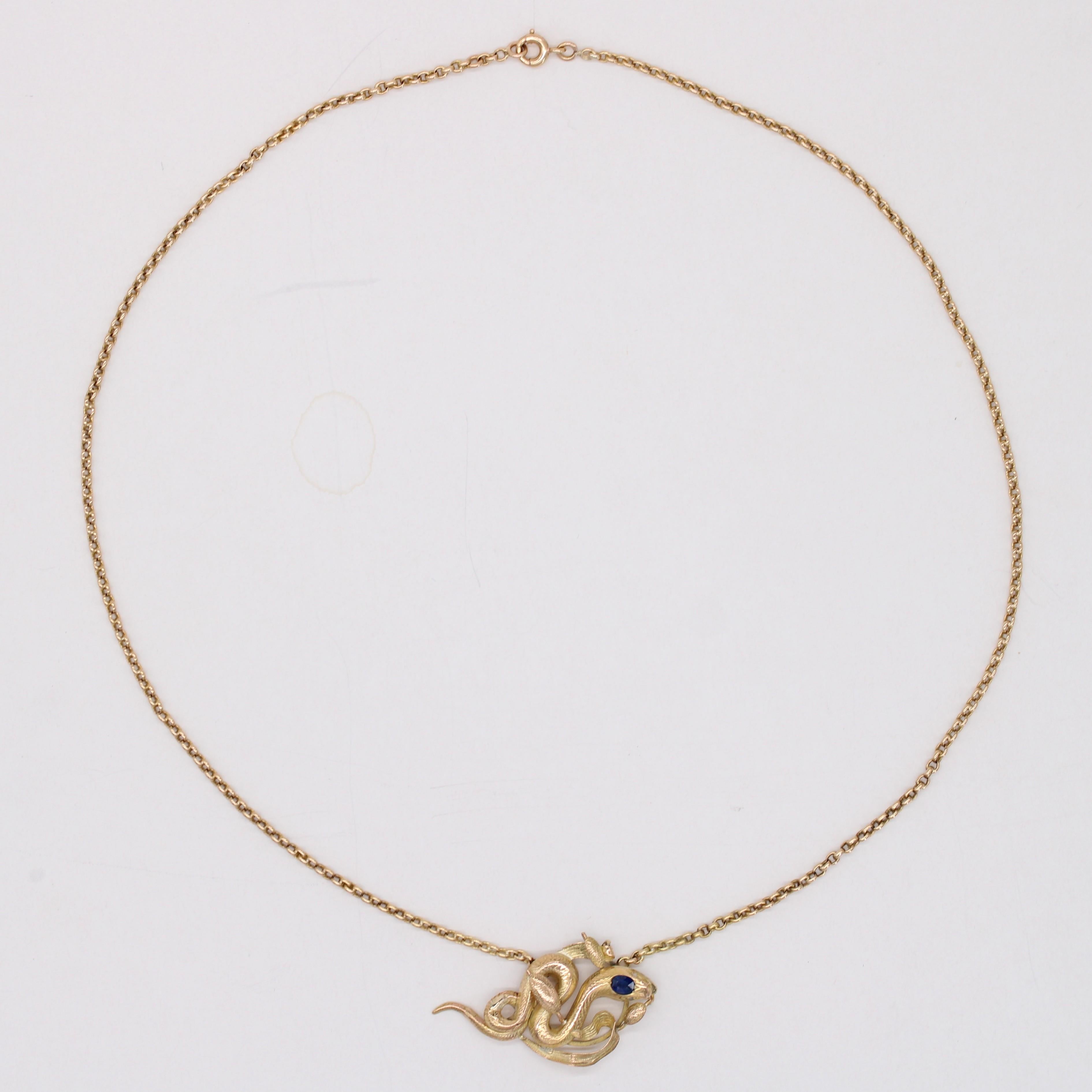 Taglio cuscino Collana con catena a serpente in oro giallo 18 carati con zaffiro del 20° secolo francese in vendita