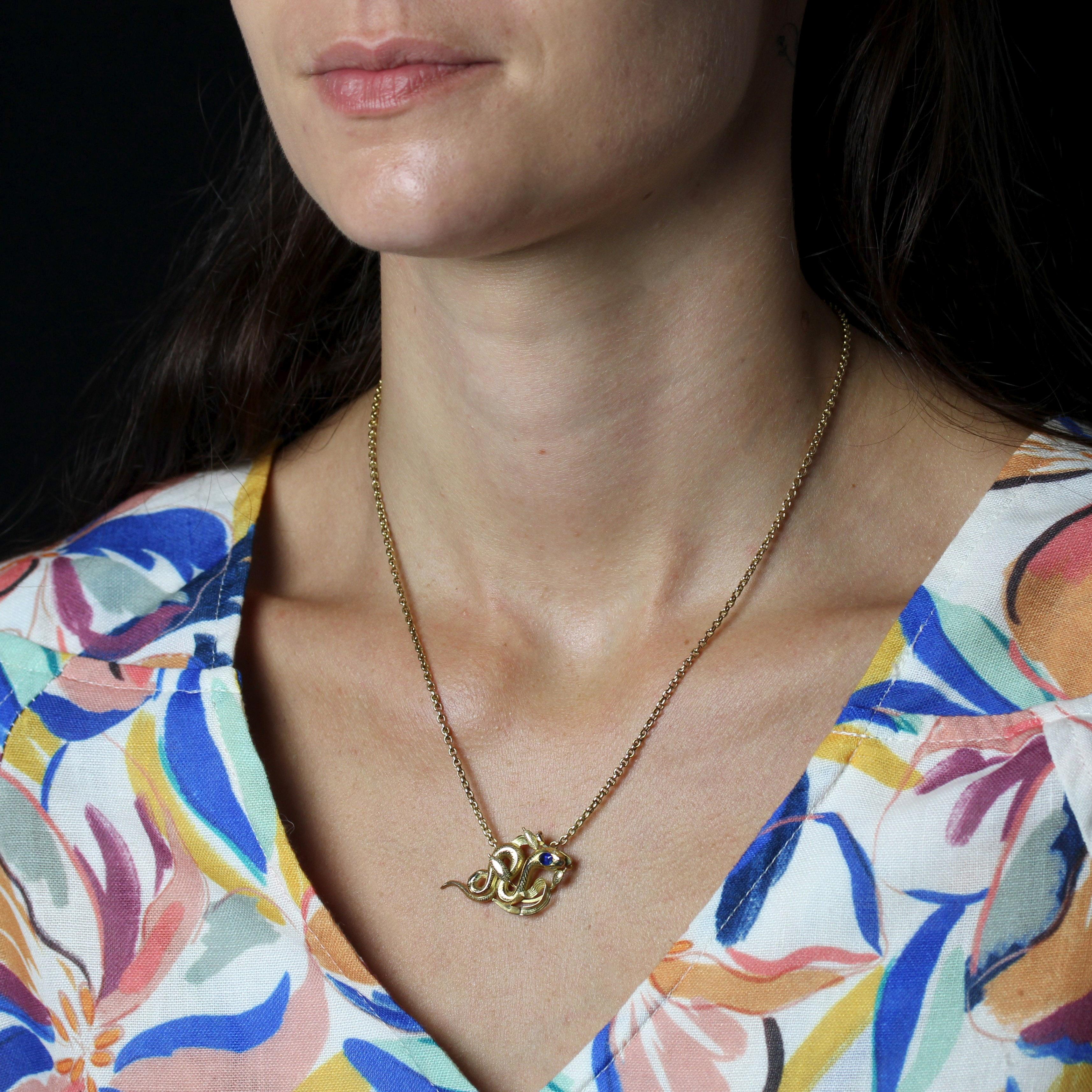 Collana con catena a serpente in oro giallo 18 carati con zaffiro del 20° secolo francese in vendita 1