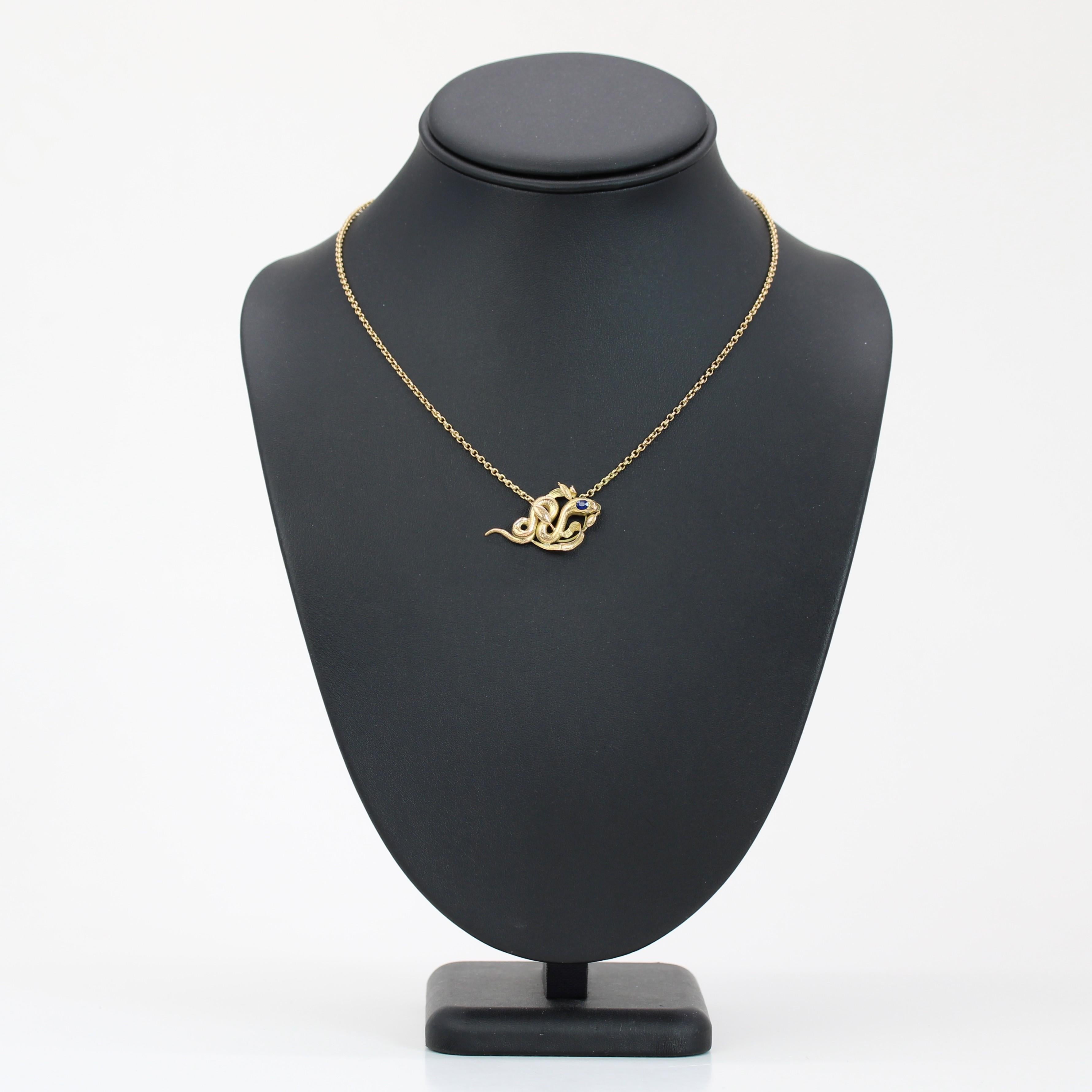 Collana con catena a serpente in oro giallo 18 carati con zaffiro del 20° secolo francese in vendita 2