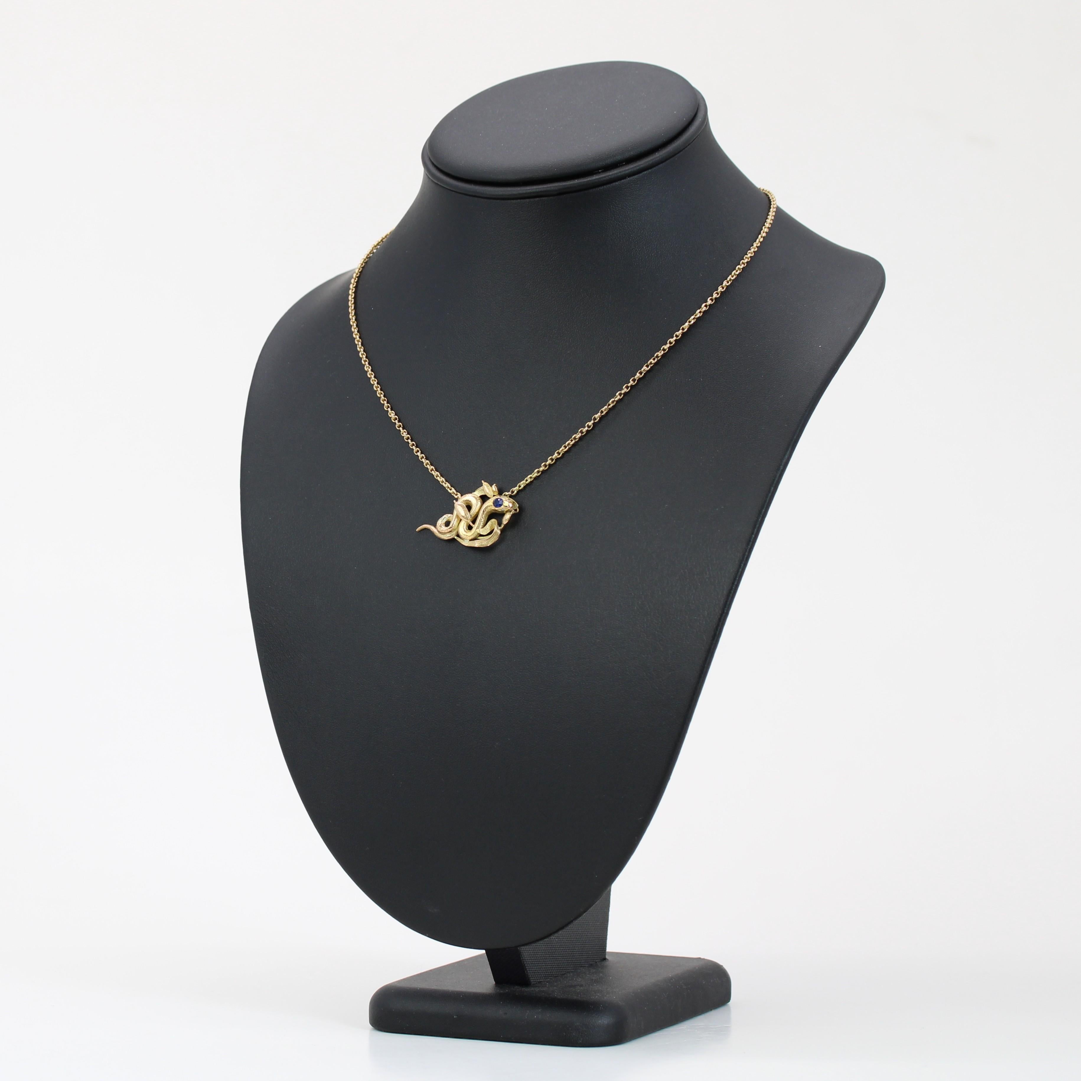 Collana con catena a serpente in oro giallo 18 carati con zaffiro del 20° secolo francese in vendita 3