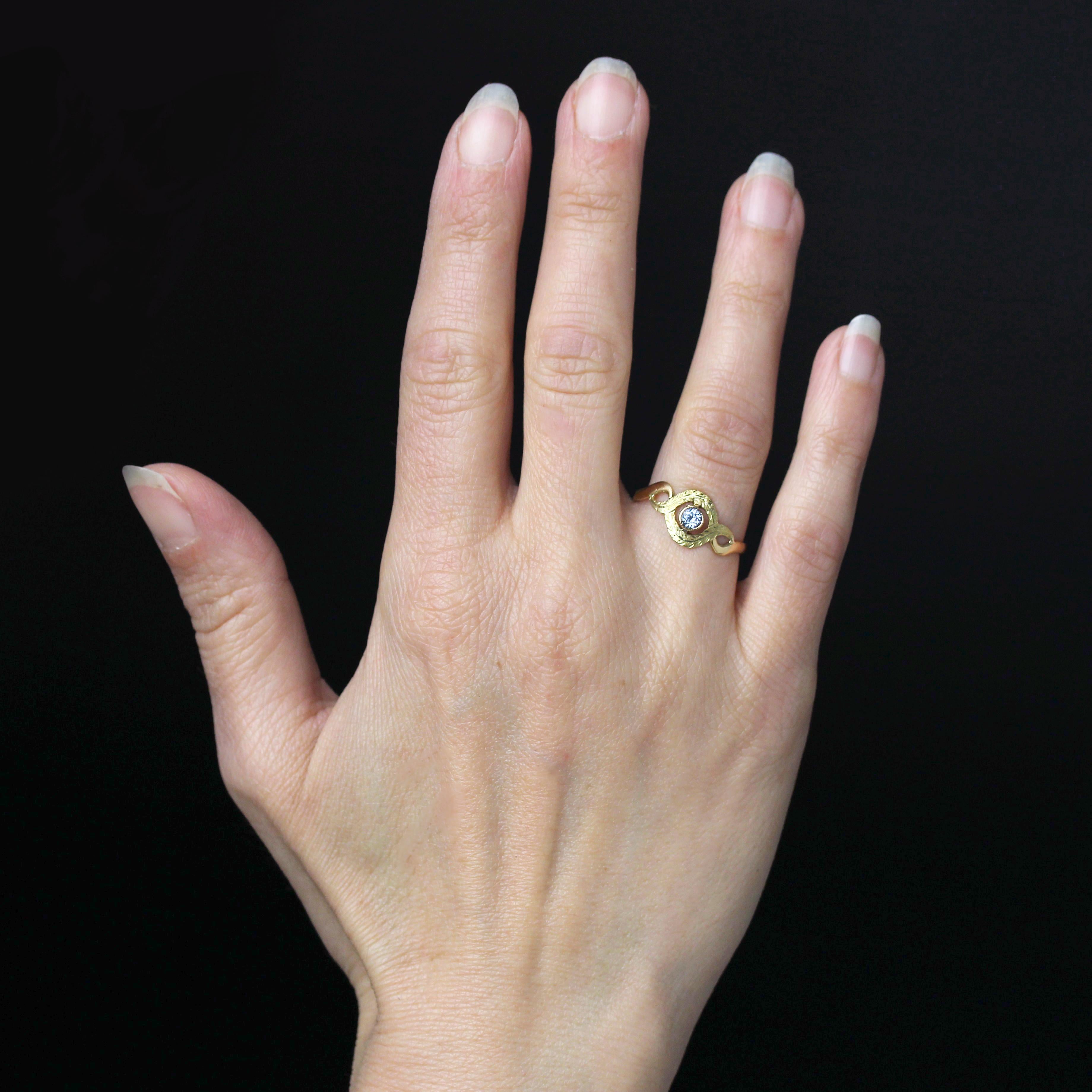 Bague en or jaune 18 carats, poinçon tête d'aigle.
Absolument ravissante, la monture de cette bague ancienne en or est formée d'une volute ajourée délicatement ciselée comme 2 petites feuilles. Au centre, ils maintiennent un saphir rond en serti