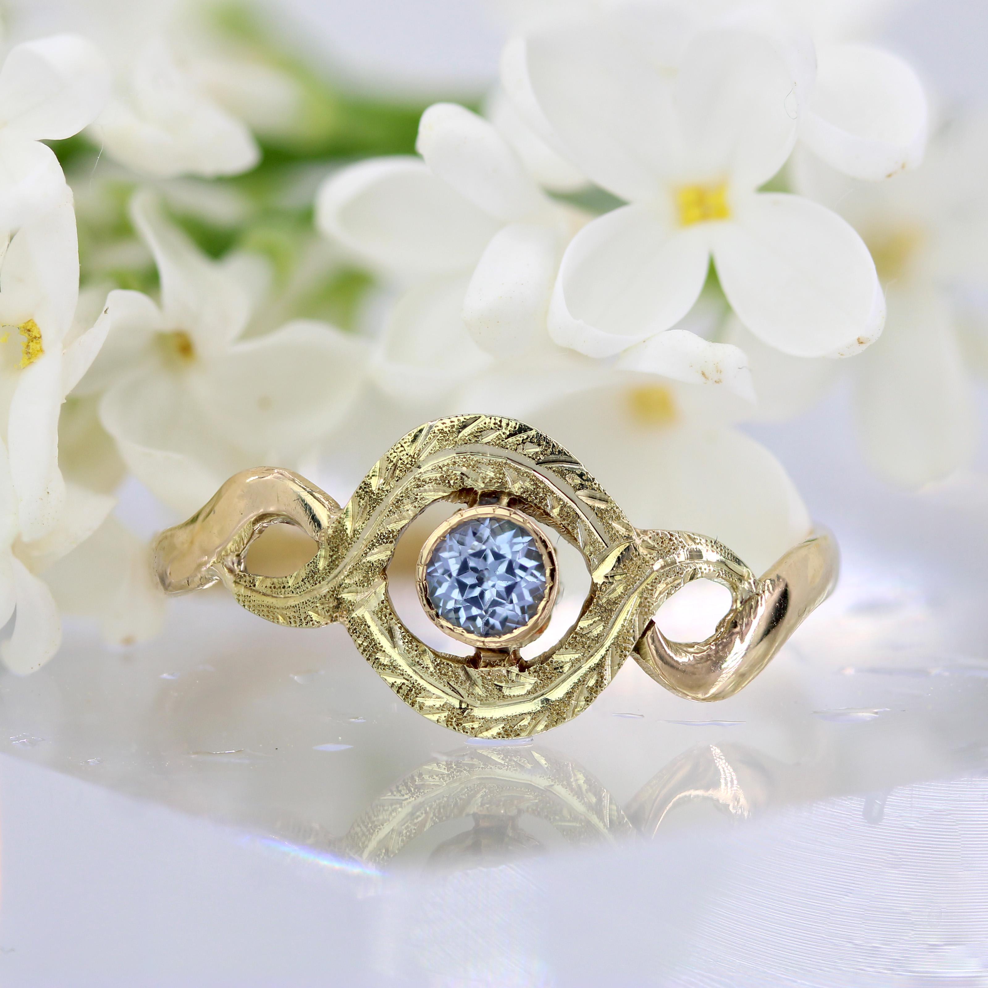 Art nouveau Bague française du 20e siècle en or jaune 18 carats avec saphir et tourbillon en vente