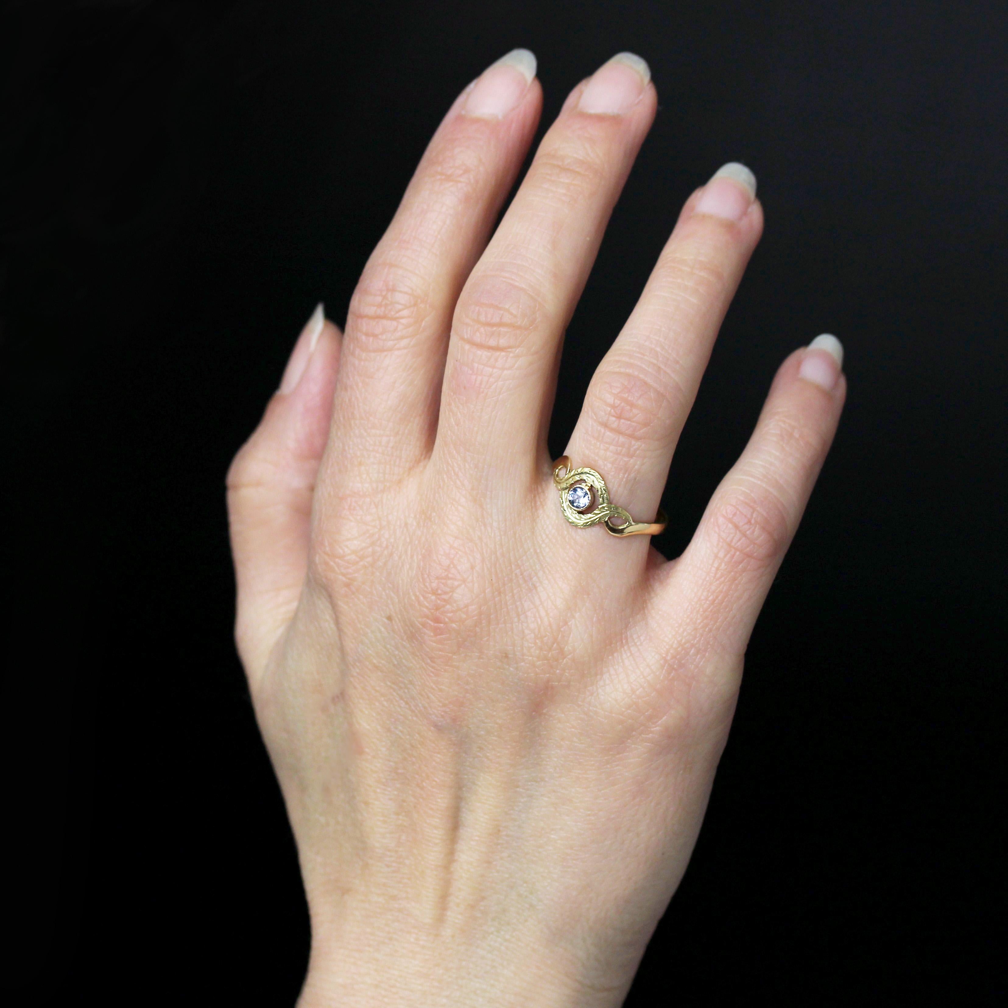 Taille ronde Bague française du 20e siècle en or jaune 18 carats avec saphir et tourbillon en vente