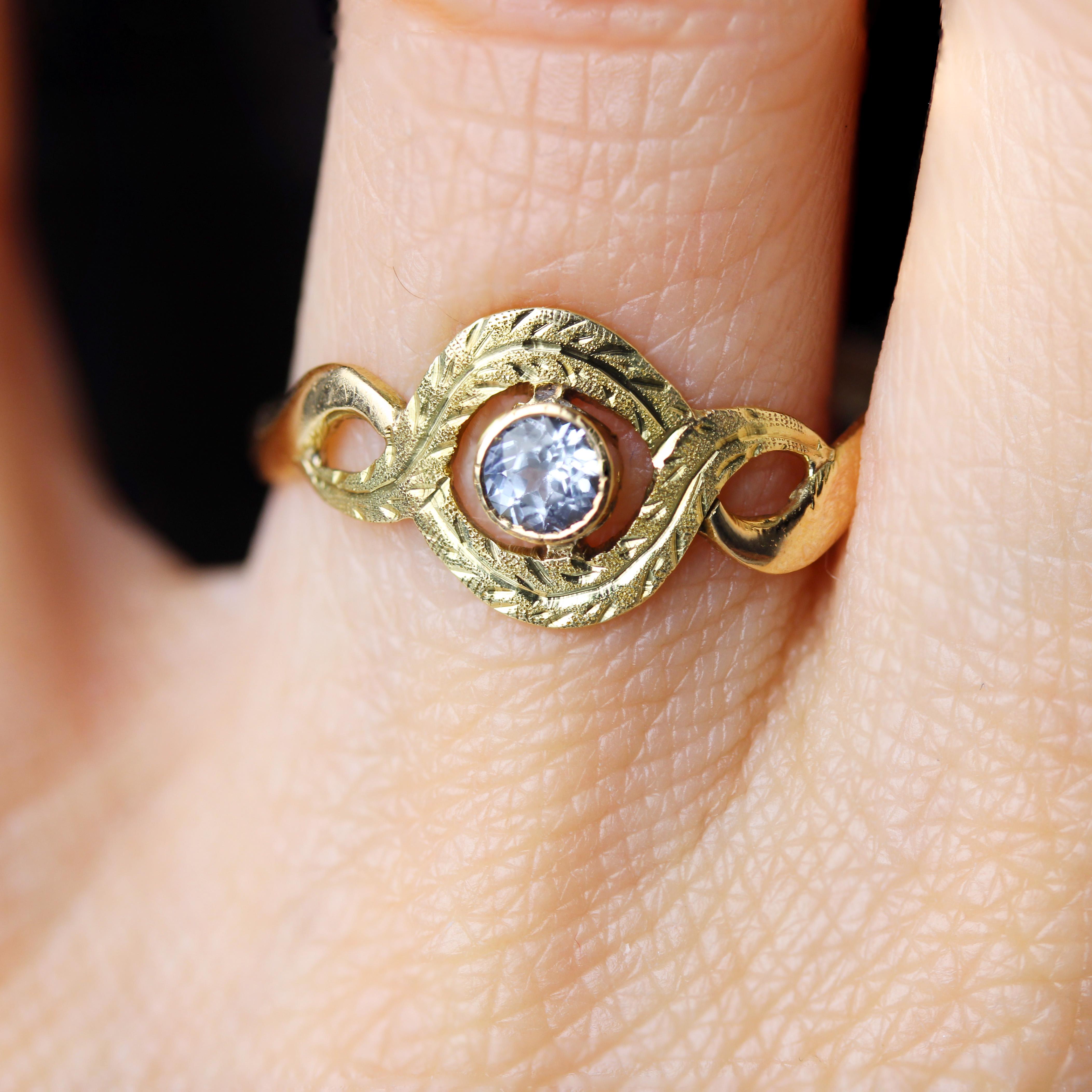 Bague française du 20e siècle en or jaune 18 carats avec saphir et tourbillon Pour femmes en vente