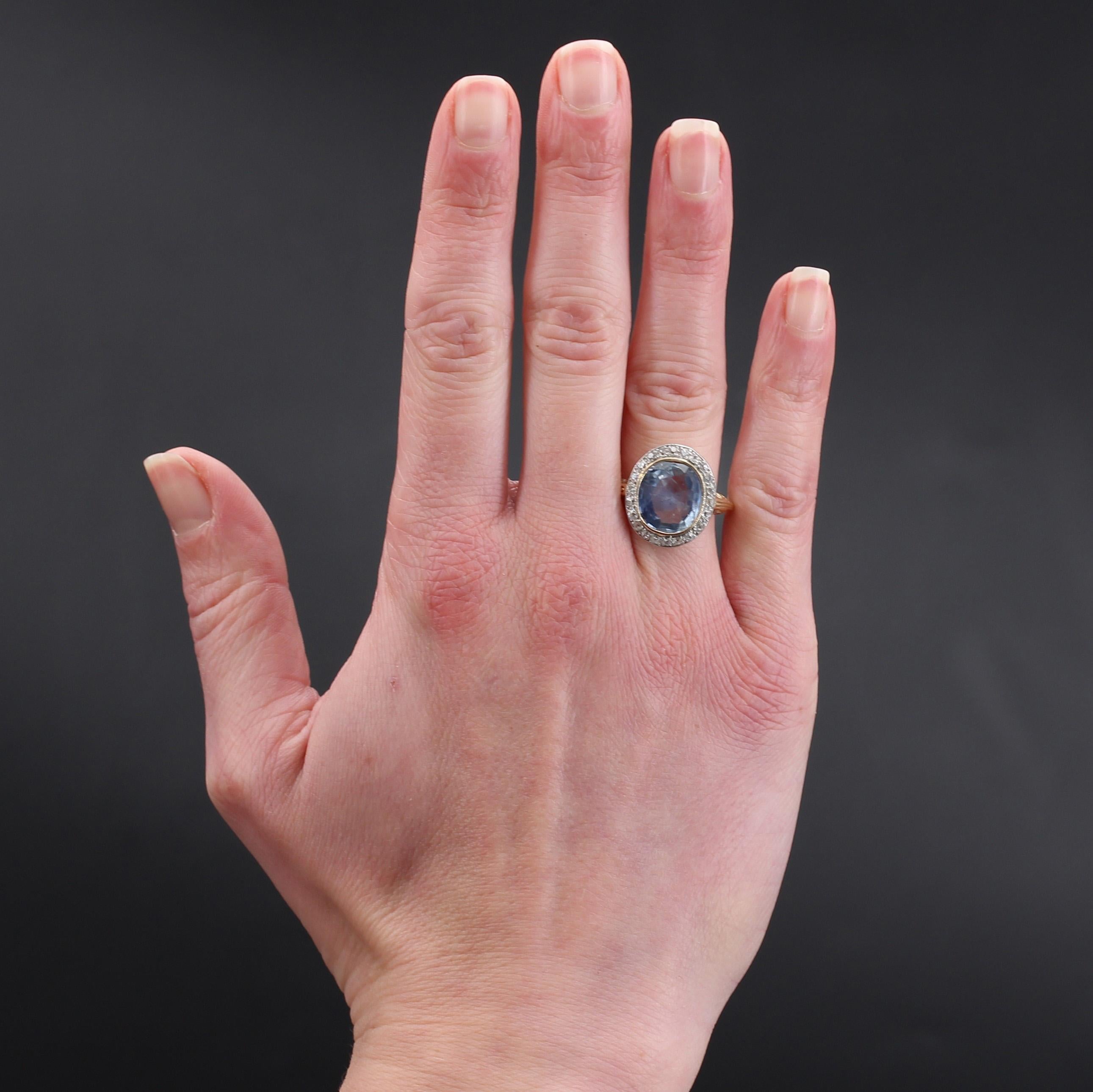 Ring in 18 karat yellow gold and platinum, own and grotesque hallmarks.
Antique ring from the beginning of the XXth century, its flat mounting is decorated in closed setting with a splendid cushion-cut sapphire in a surrounding of antique
