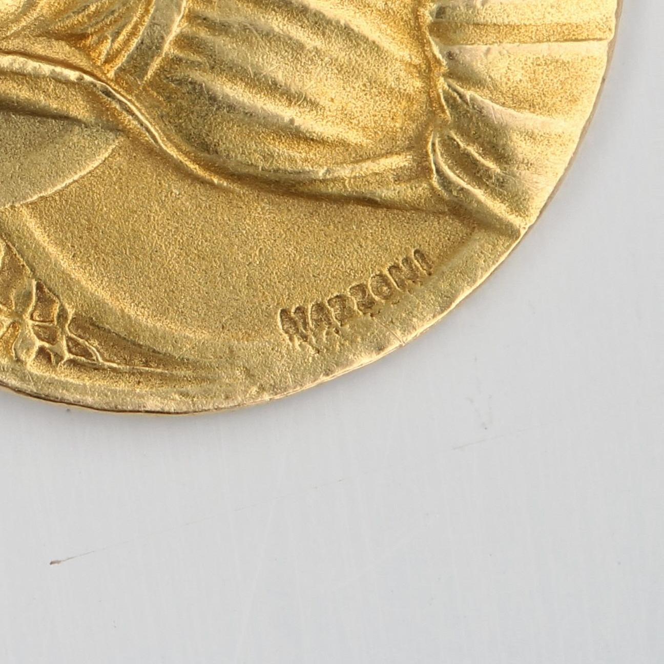 French 20th Century Signed Mazzoni 18 Karat Yellow Gold Saint Therese Medal In Good Condition In Poitiers, FR