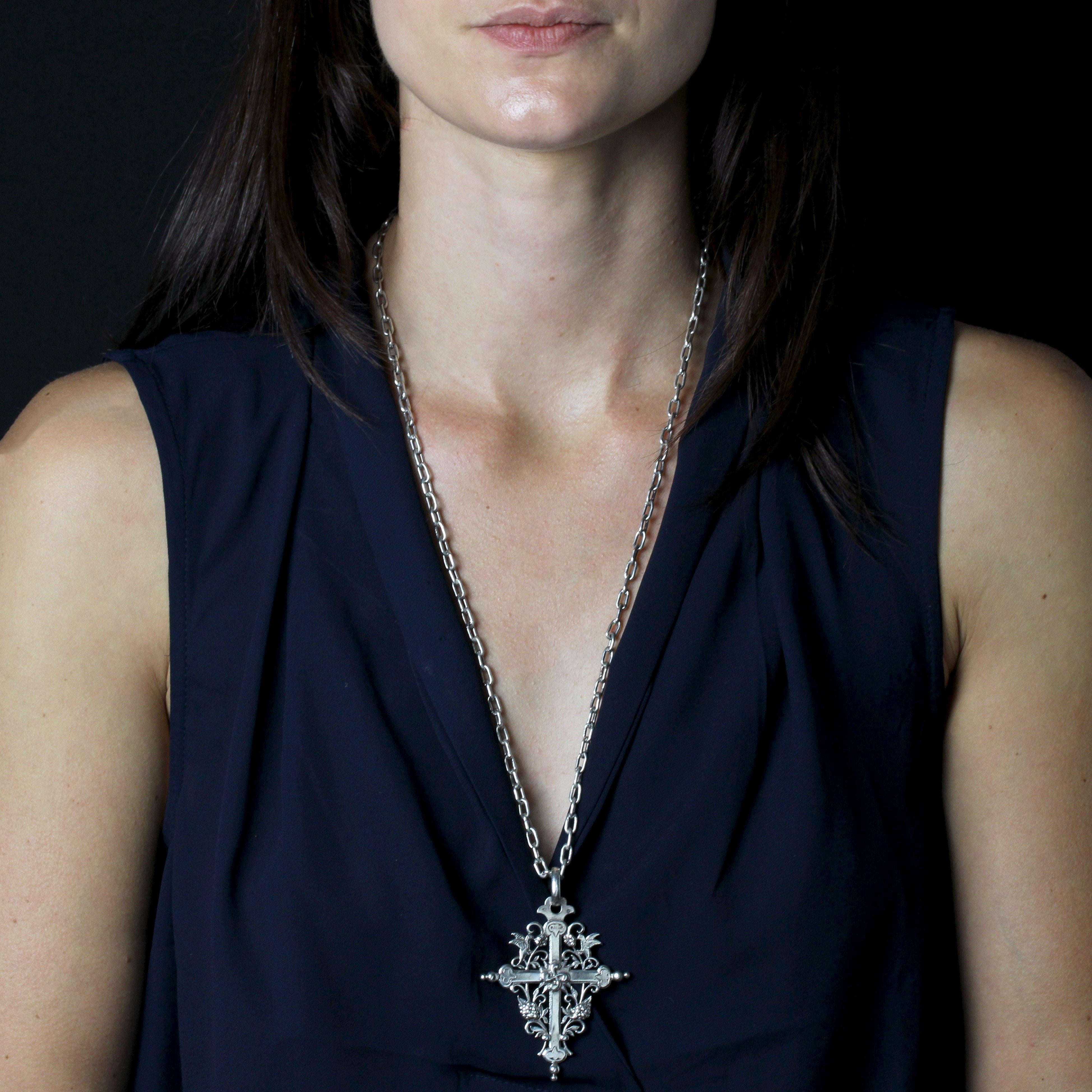 Cross and chain in silver, crab hallmark.
Important antique Basque cross in silver, decorated with various symbols such as the grape, the olive branch and the dove. This regional cross comes with its own silver chain. The clasp is a safety