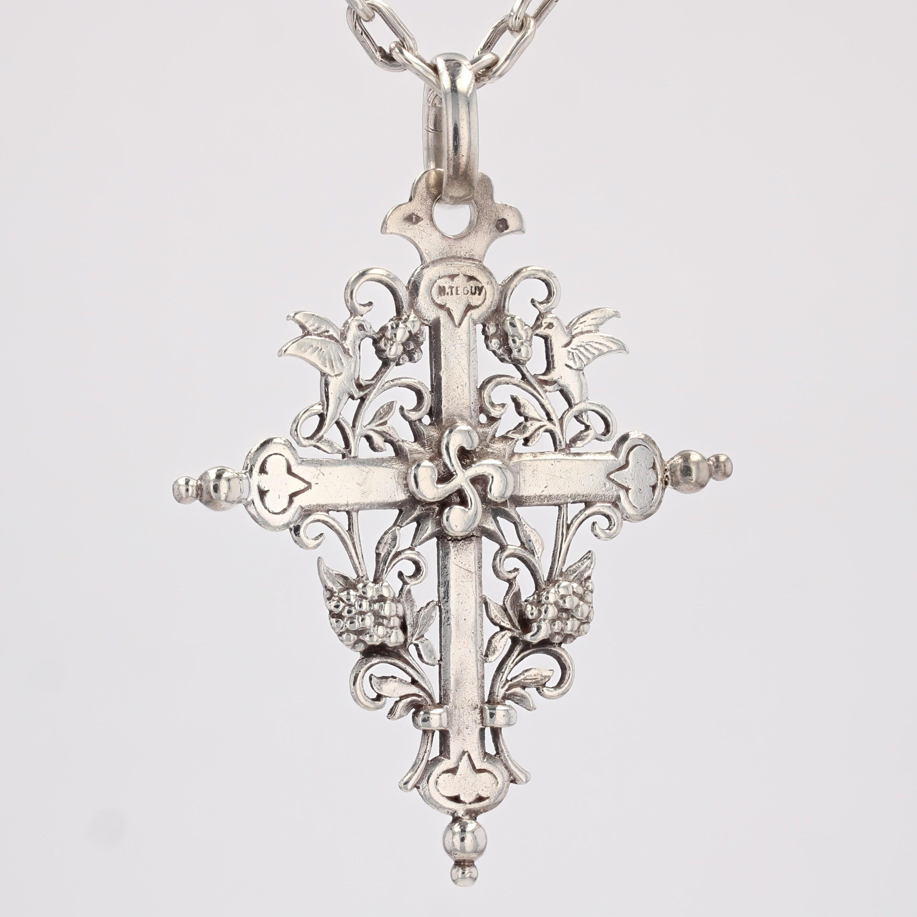 French 20th Century Silver Chain Regional Cross Pendant Bon état - En vente à Poitiers, FR