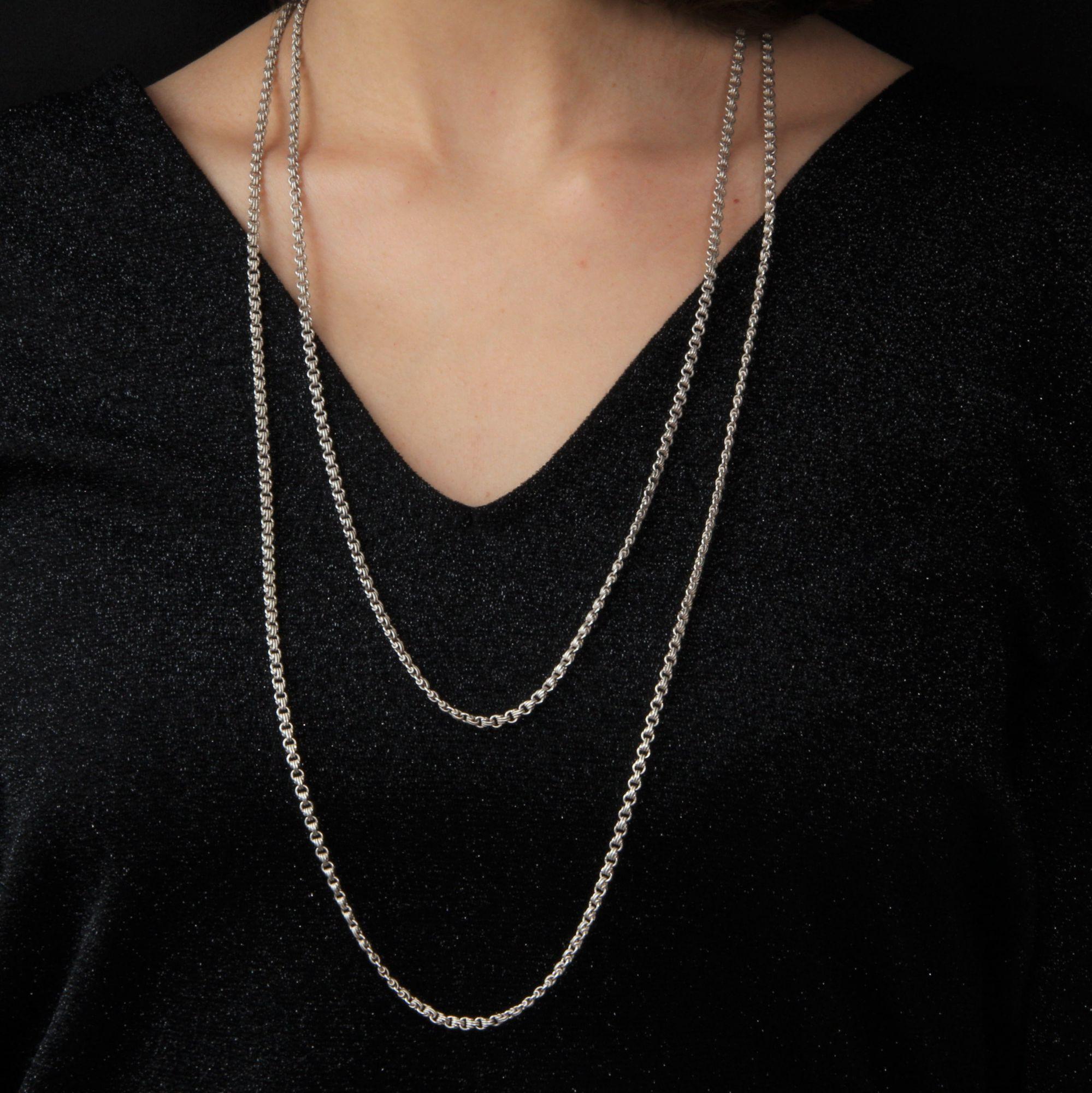Antique necklace in silver, ram head hallmark.
Long and rare antique silver necklace made of a breguet chain. It has a clasp with spring ring to wear it in several rows.
Total length : 150 cm approximately, thickness : 2.3 mm.
Total weight of the