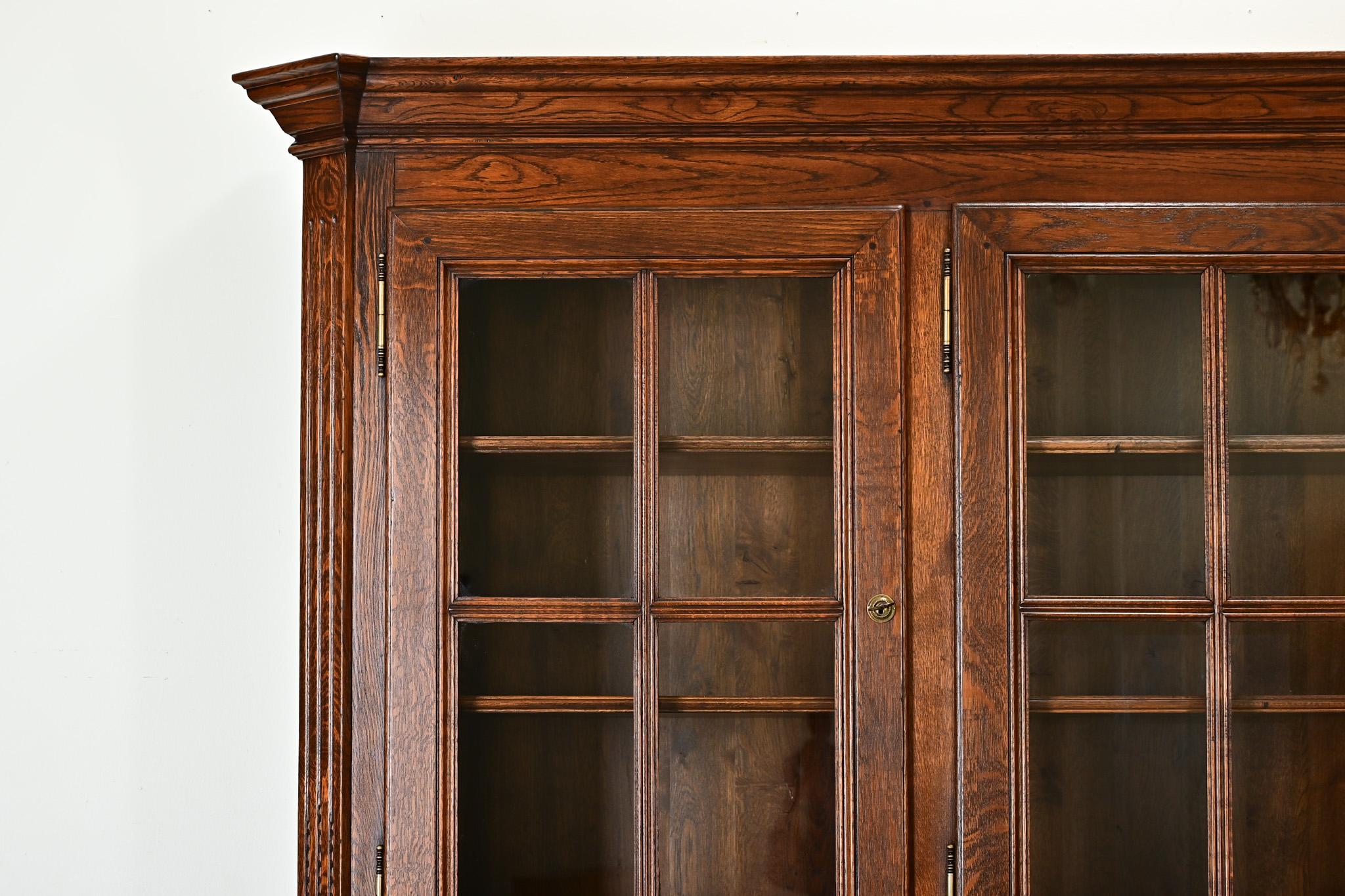 Französische Bibliotheke aus massiver Eiche des 20. (Arts and Crafts)