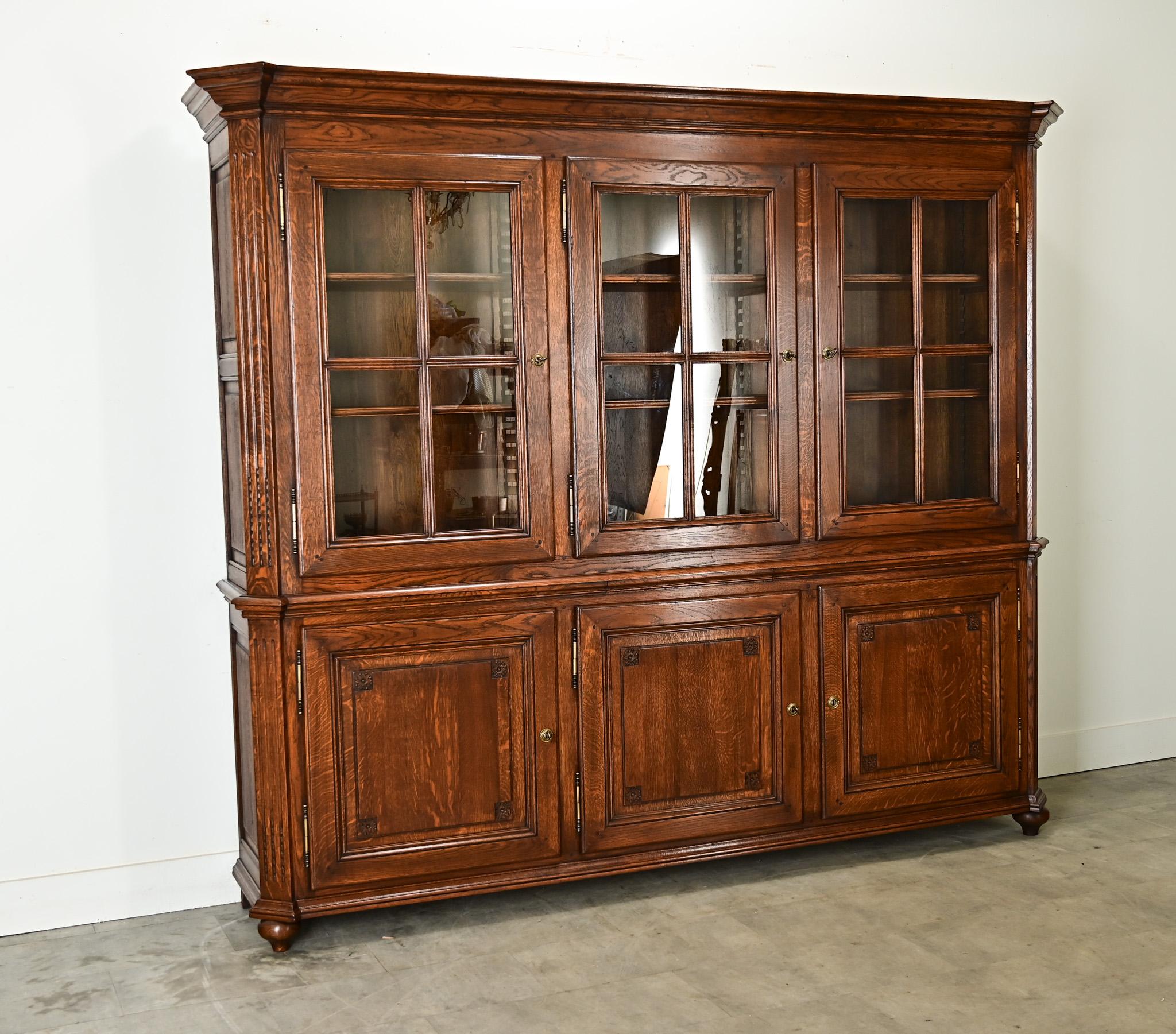Französische Bibliotheke aus massiver Eiche des 20. (Geschnitzt)