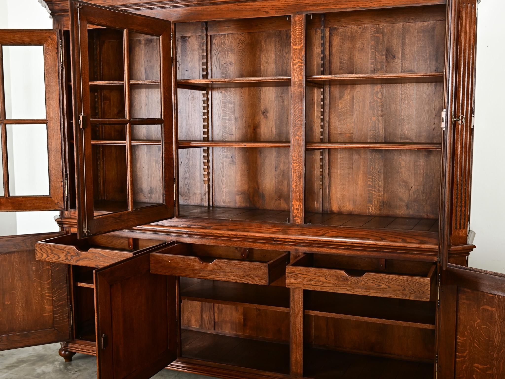 Französische Bibliotheke aus massiver Eiche des 20. (Messing)