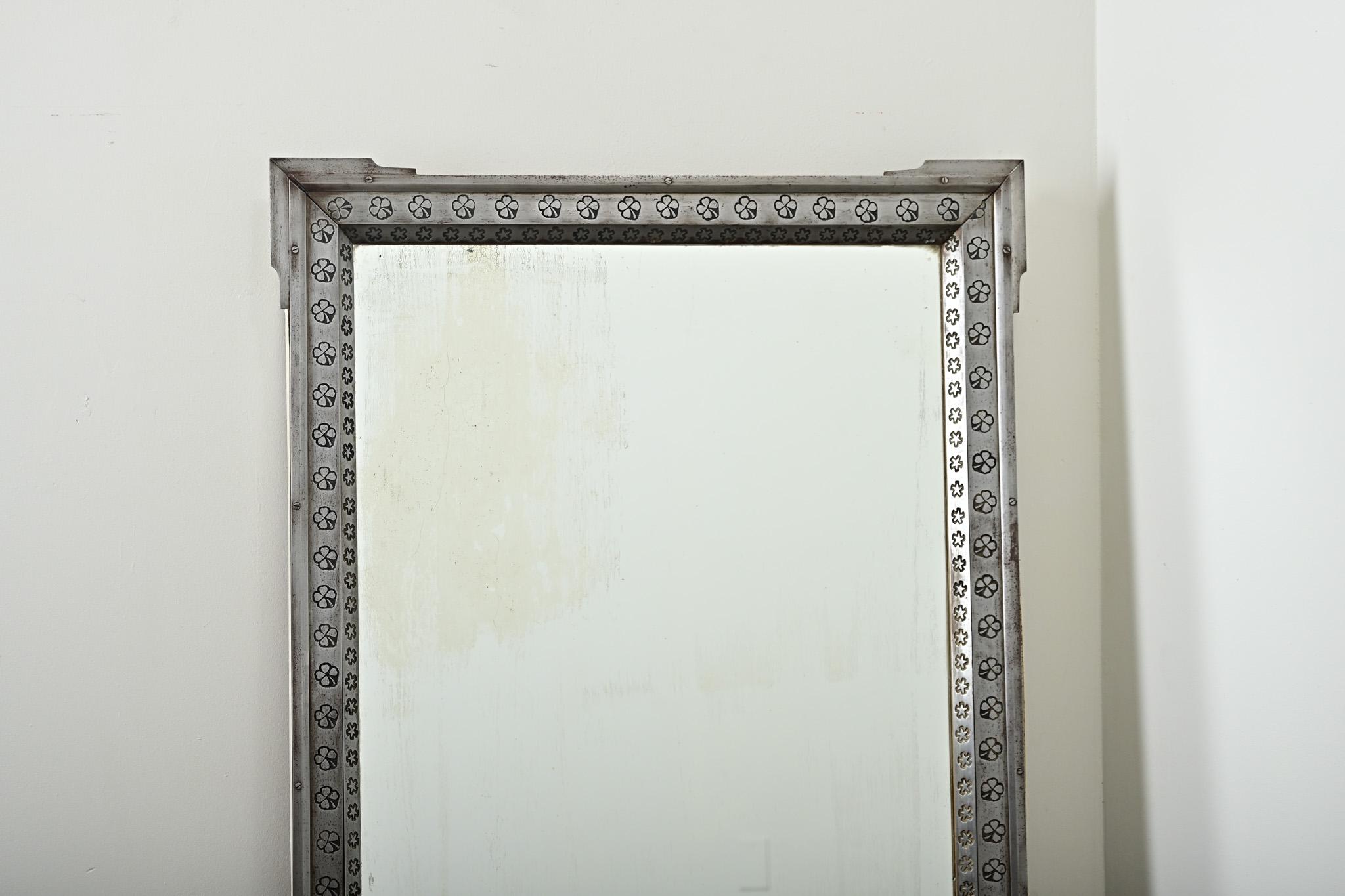 Francese Specchio con cornice in acciaio francese del XX secolo in vendita