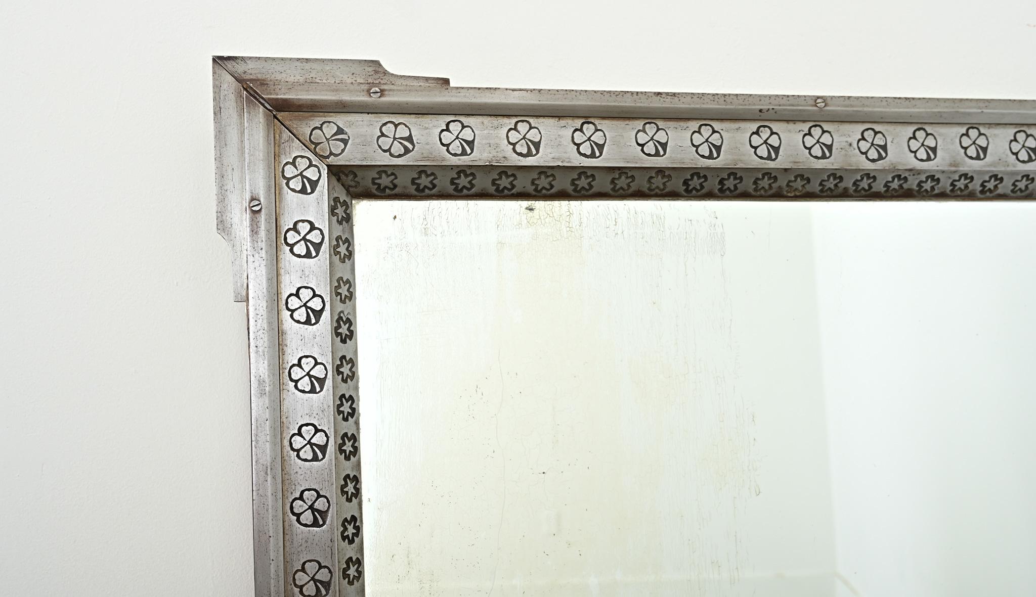 Specchio con cornice in acciaio francese del XX secolo in vendita 2