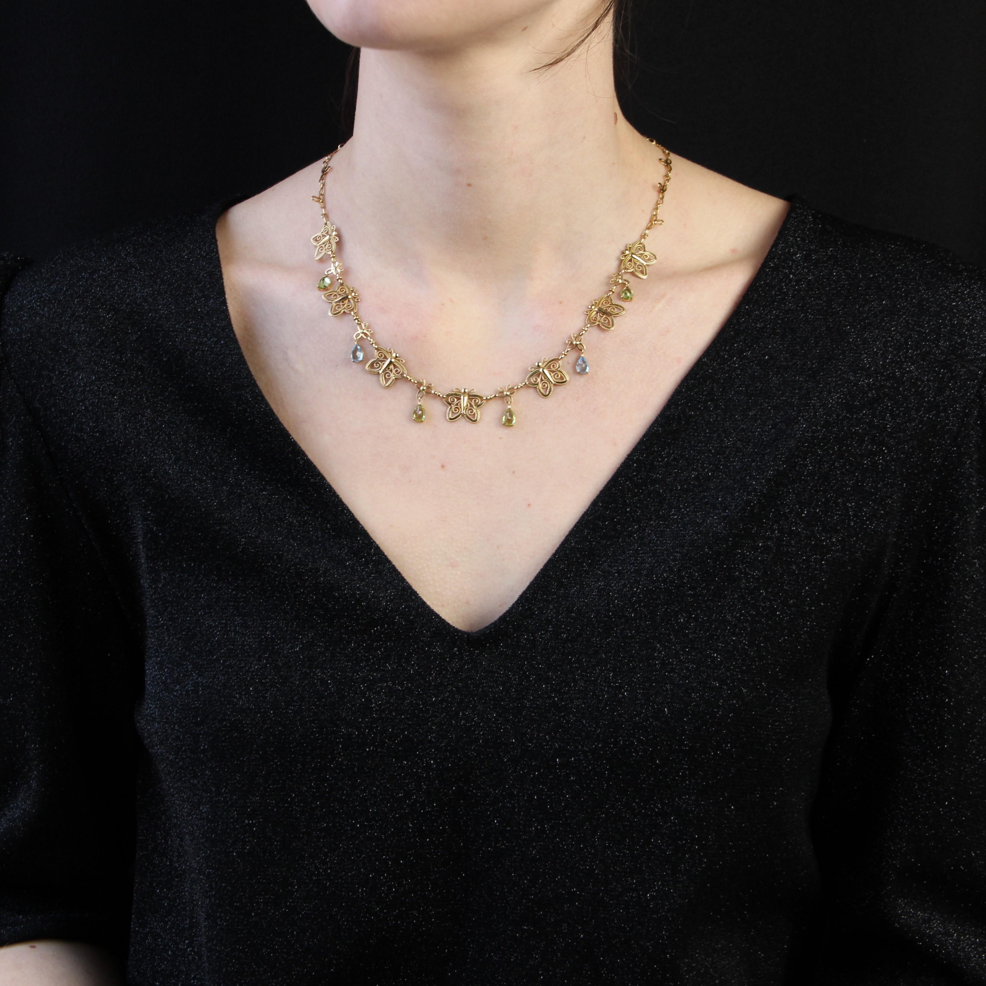 Necklace in 18 karat yellow gold, eagle head hallmark.
Called antique drapery necklace, it is formed of patterns in the shape of butterflies openwork of filigree and separated between them by gold clasps and smaller patterns representing also a