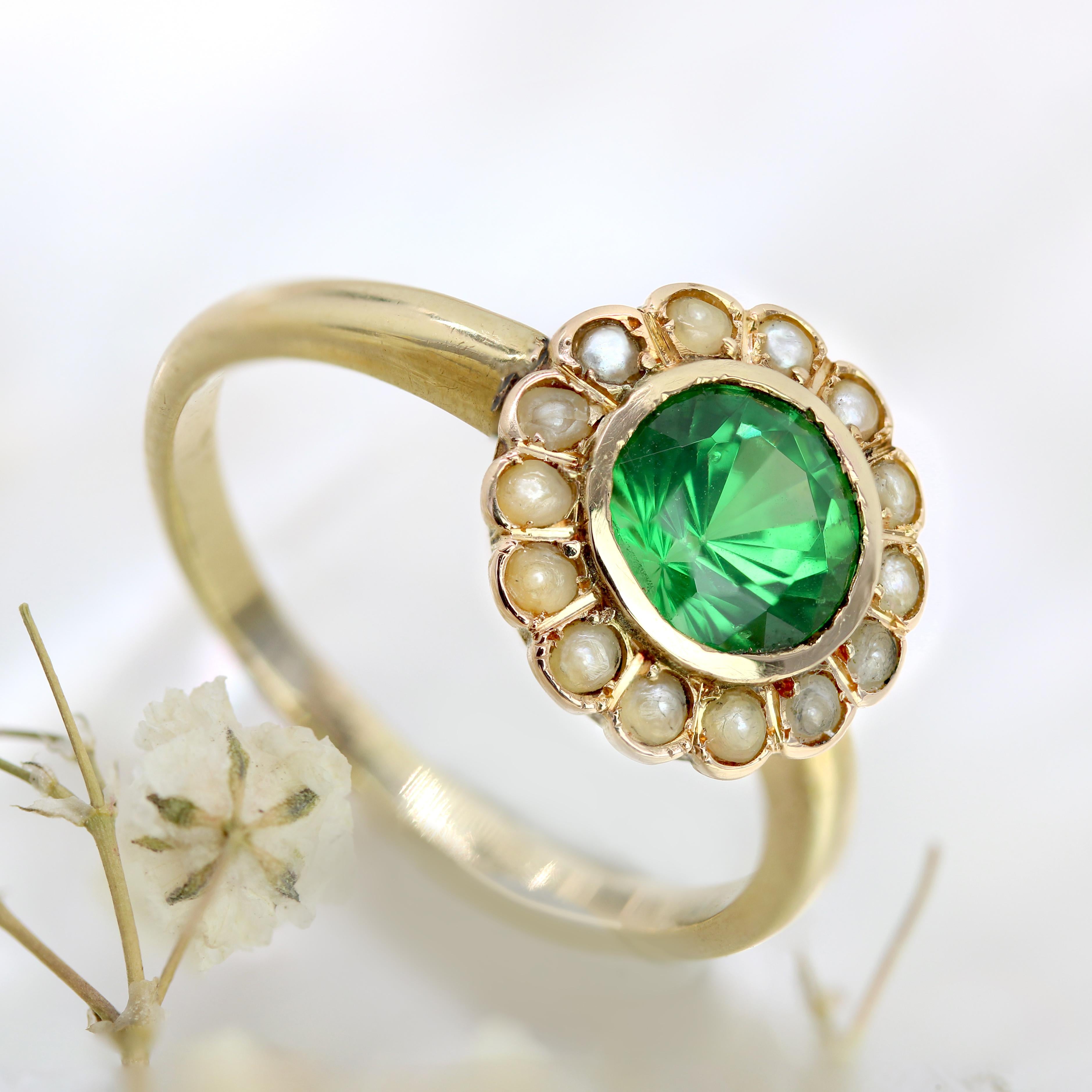 Französischer Ring aus 18 Karat Gelbgold mit Tsavorit, grünem Granat und feiner Perle, 20. Jahrhundert im Angebot 5