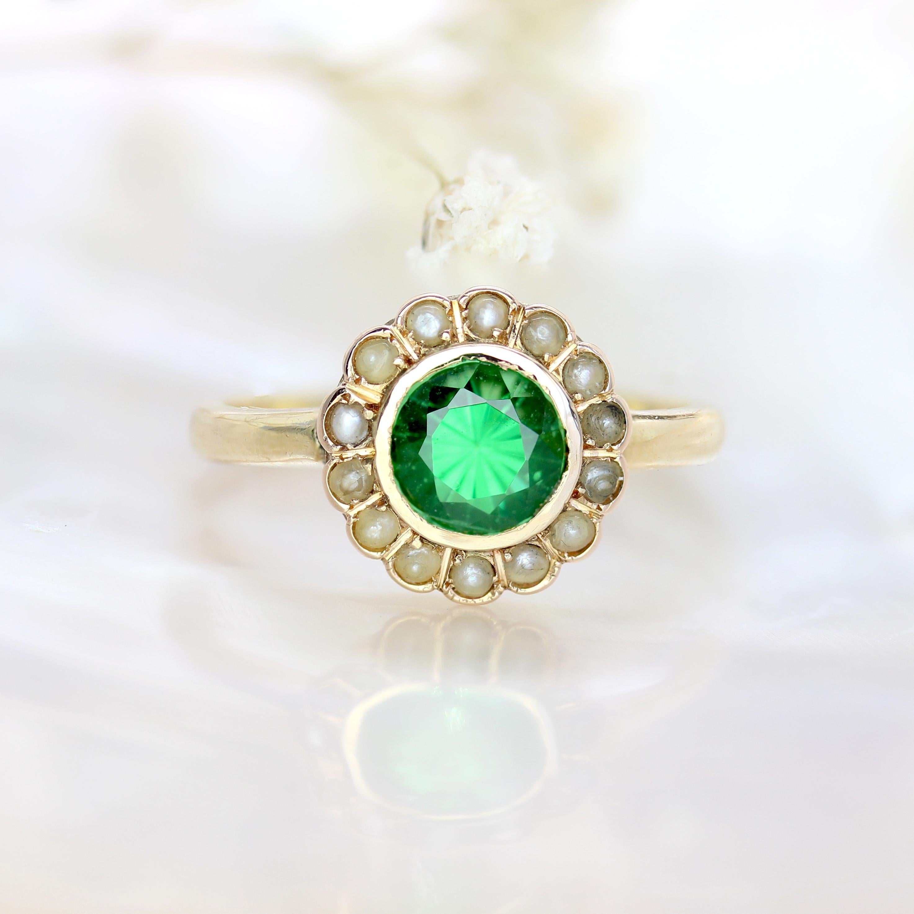 Französischer Ring aus 18 Karat Gelbgold mit Tsavorit, grünem Granat und feiner Perle, 20. Jahrhundert (Belle Époque) im Angebot