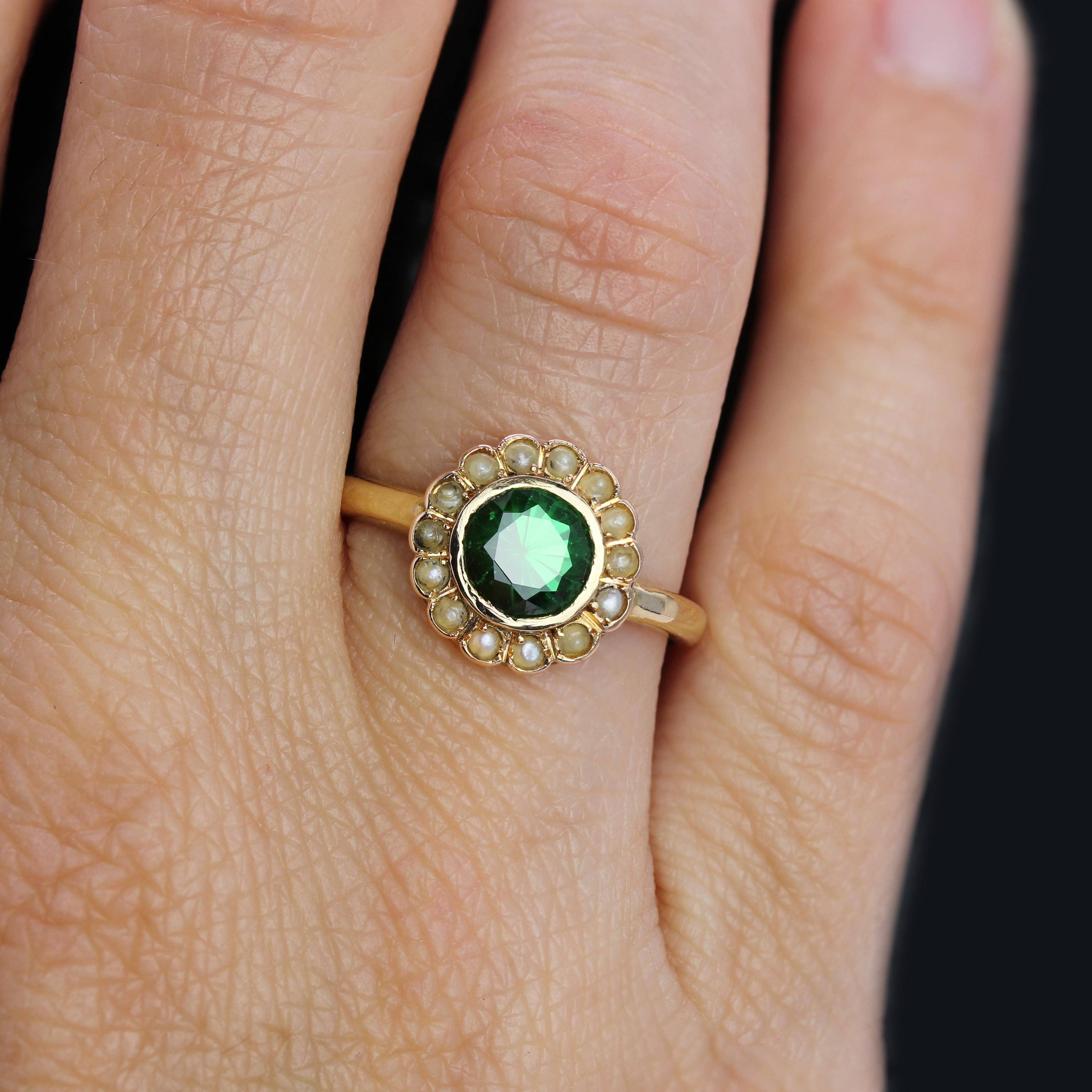 Französischer Ring aus 18 Karat Gelbgold mit Tsavorit, grünem Granat und feiner Perle, 20. Jahrhundert Damen im Angebot