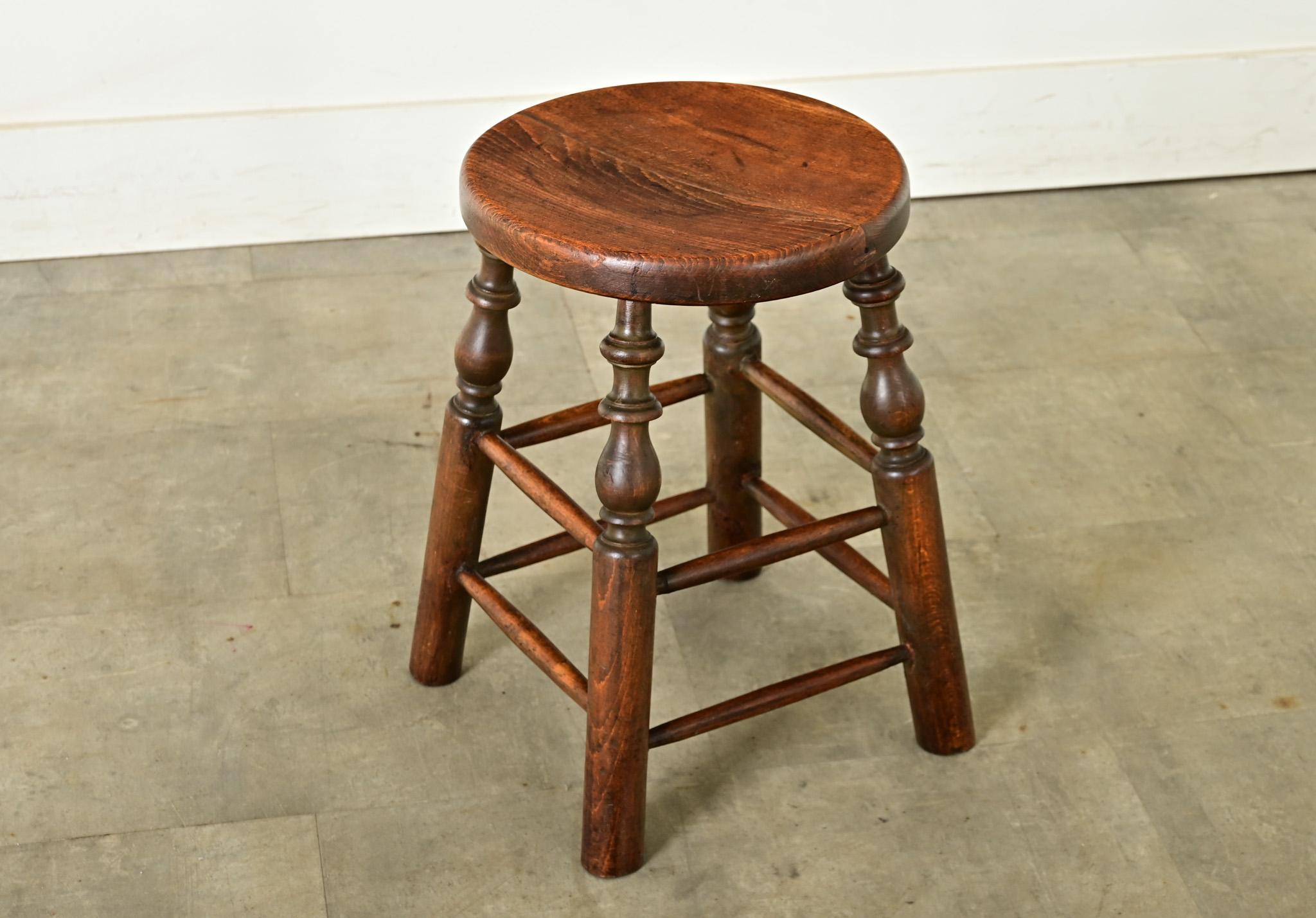 Un tabouret robuste et polyvalent en chêne tourné français du début du 20e siècle, à la manière de Charles Dudouyt, mettant en valeur l'artisanat traditionnel du bois avec des caractéristiques uniques. Le siège circulaire, formé par deux planches,