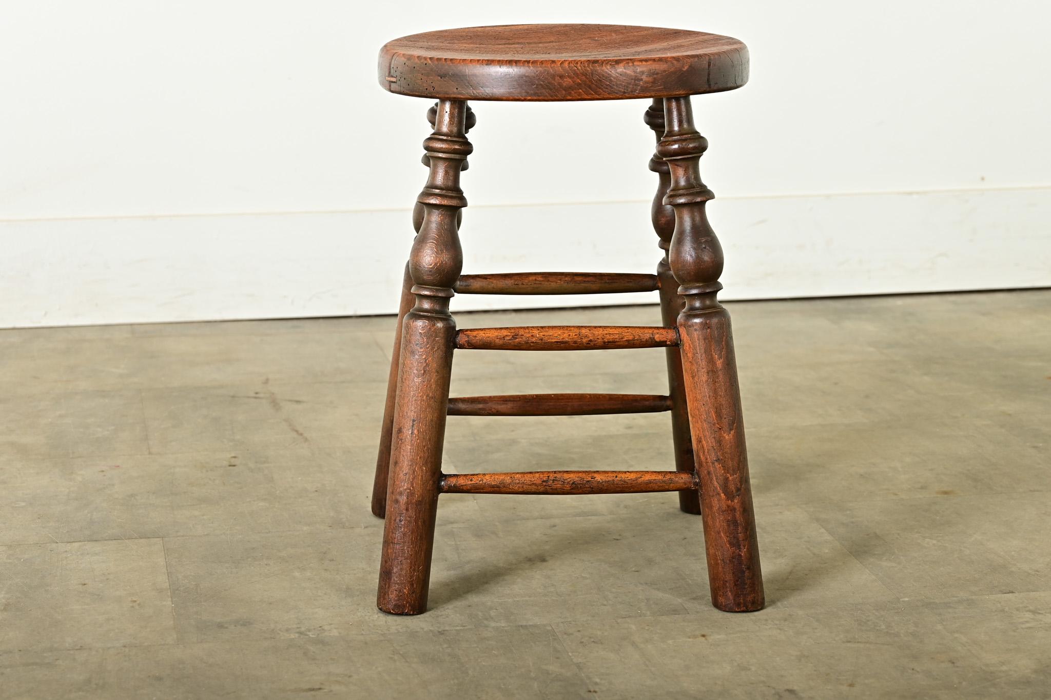 Sculpté Tabouret en chêne tourné français du 20e siècle