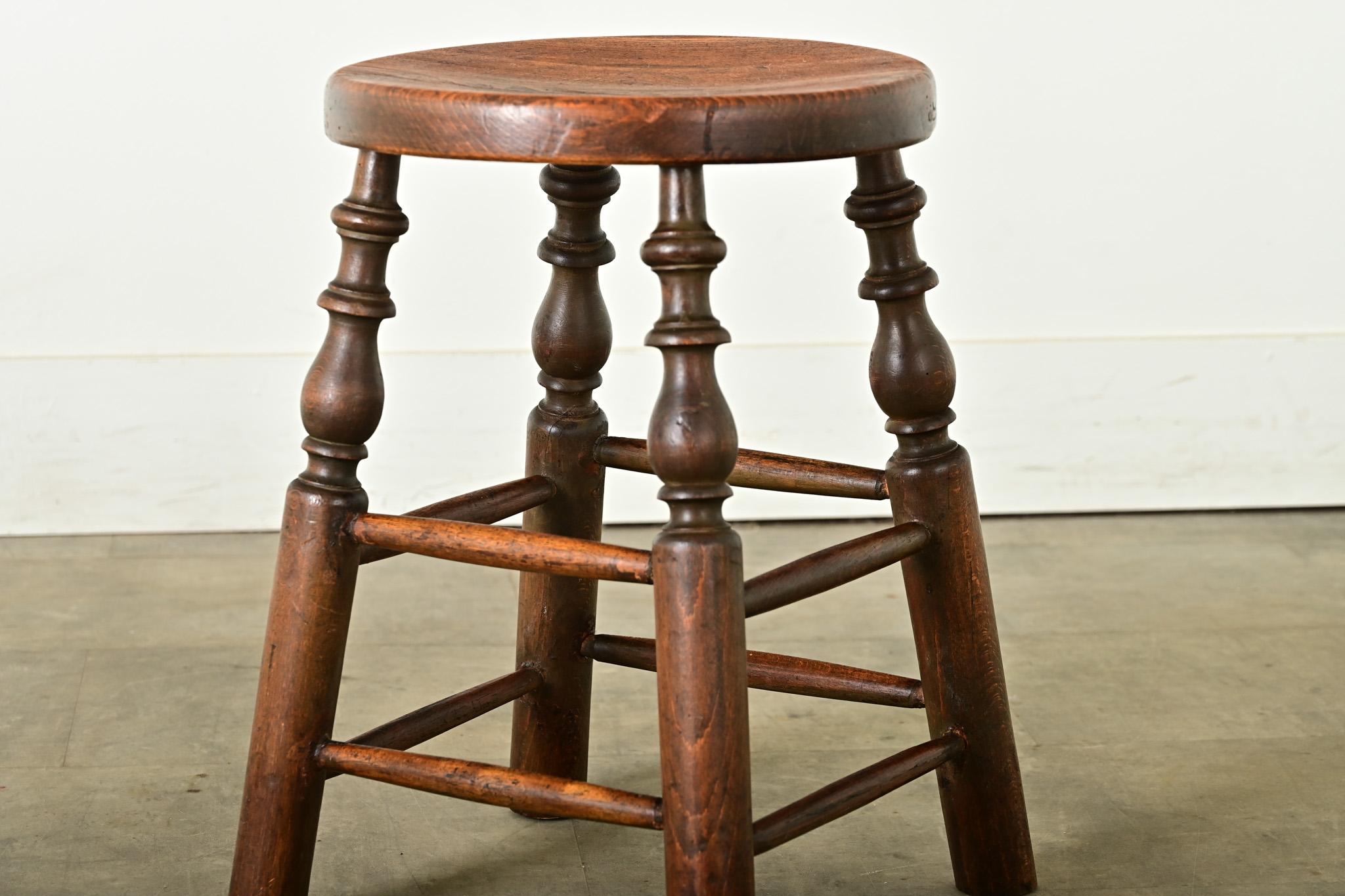 Tabouret en chêne tourné français du 20e siècle Bon état à Baton Rouge, LA