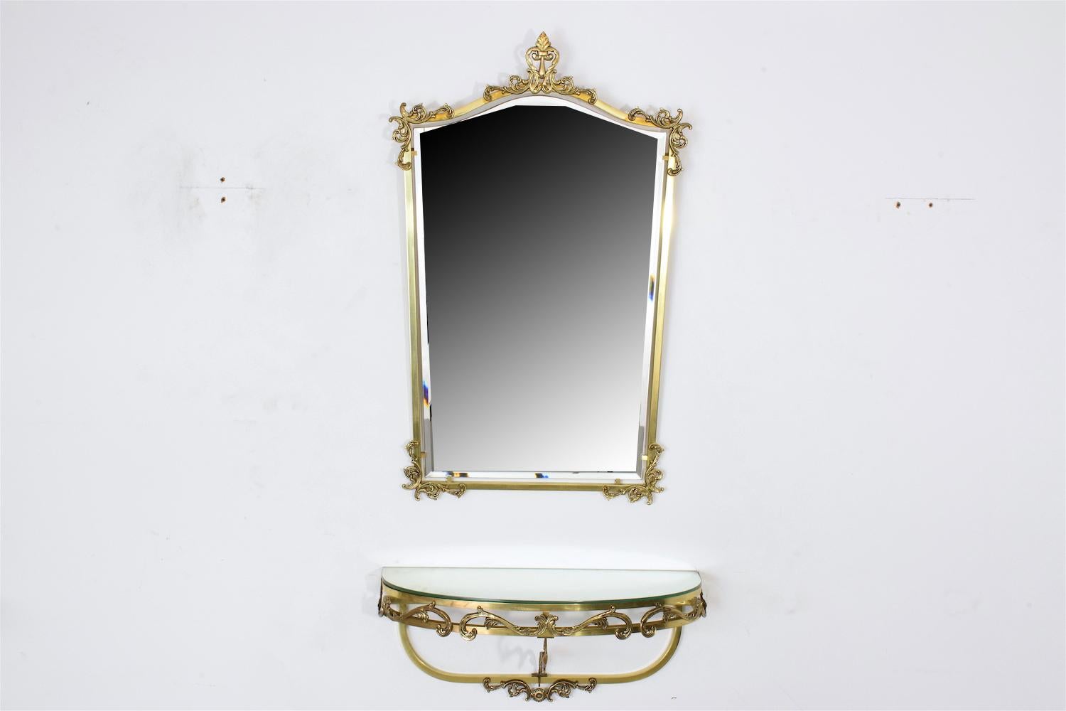 Un set di specchi e console galleggianti in ottone massiccio lucidato in stile neoclassico con il suo bellissimo specchio rettangolare smussato originale, le volute a S cesellate e gli ornamenti a forma di foglia. 
Condizioni restaurate. 
Francia,