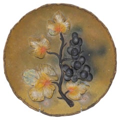Piatto in ceramica da appendere a parete del XX secolo francese con motivi di uva nera