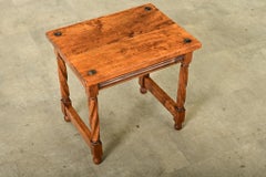 Französischer Nussbaum-Hocker des 20.