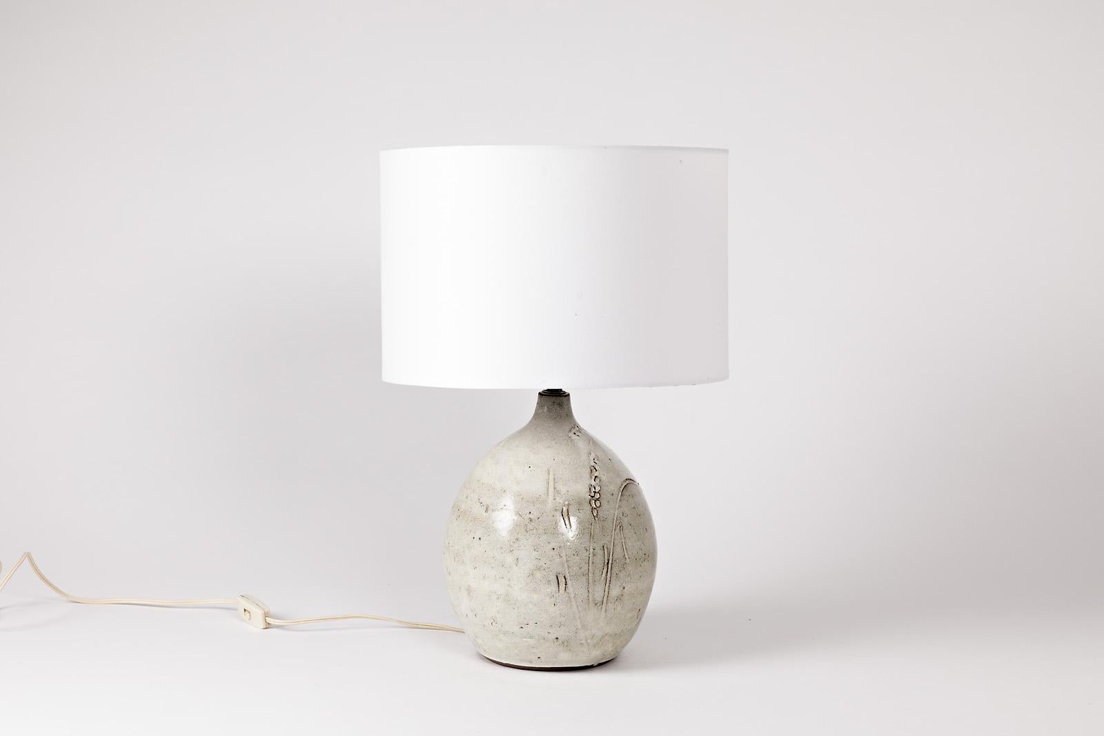 Elegant stoneware ceramic table lamp, circa 1970

White ceramic glaze color and elegant form.

Perfect conditions, signed under the base.

Sold without lampshade.

Ceramic dimensions: 23 x 19 x 19cm
With electric system: 29 x 19 x