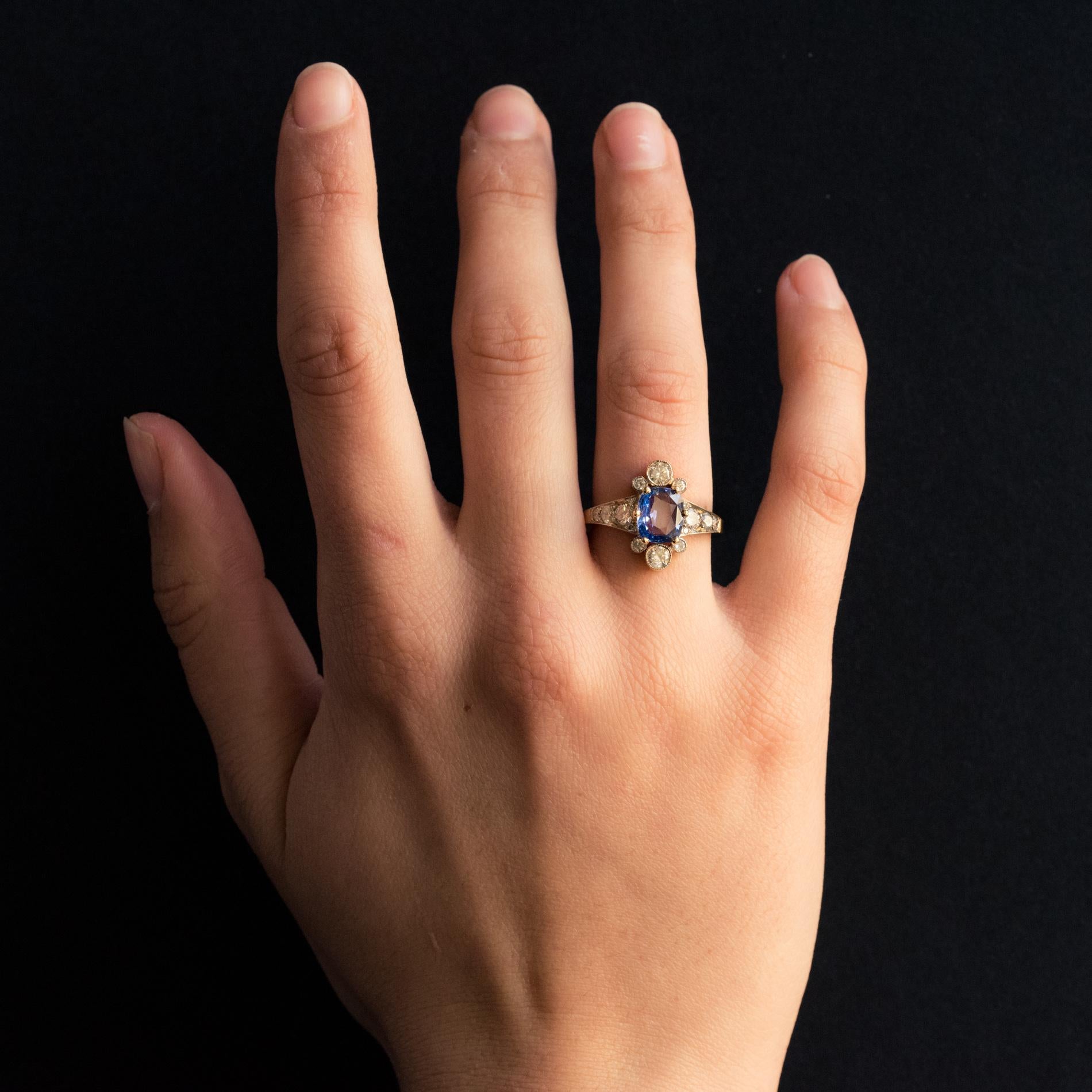 Ring in 18 karat yellow gold, eagle's head hallmark.
Adorned with a lavender blue cushion-cut sapphire, this lovely ring is set with 6 claws with on its top and at the base of 2 x 3 modern brilliant-cut diamonds in millegrain settings. On both